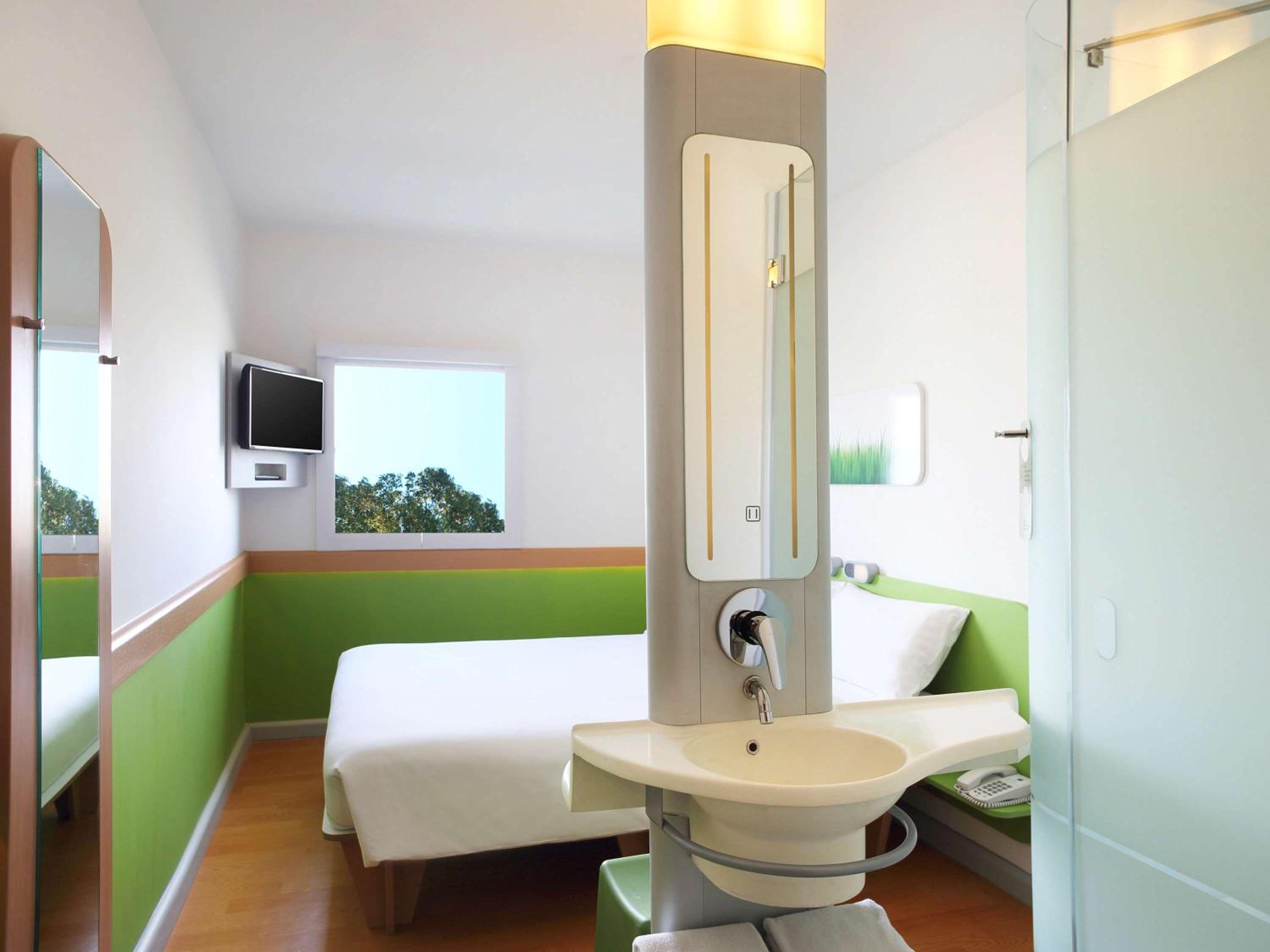 Standard Queen Room with Runaway View - Photo 1