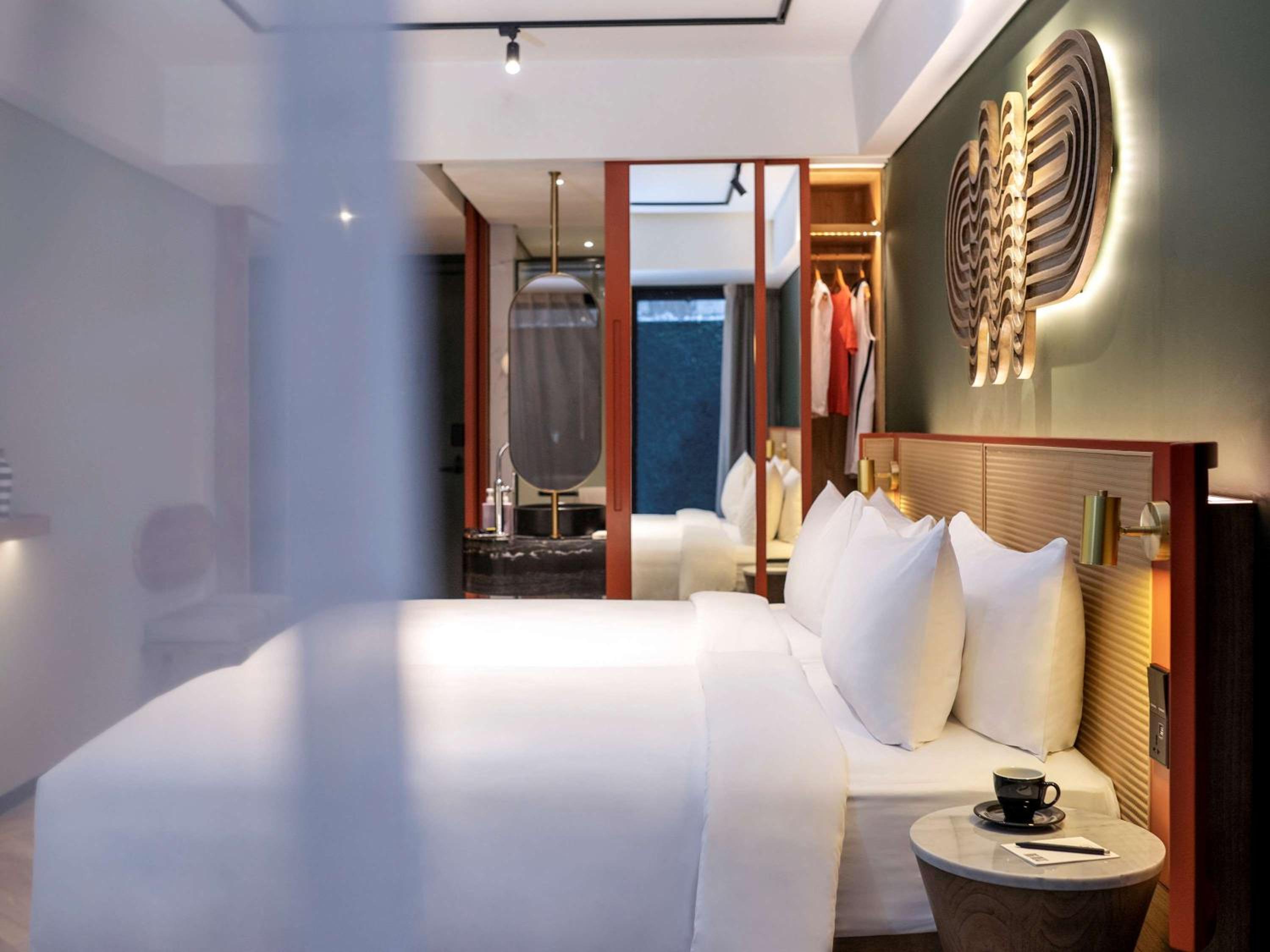 Comfort King Room with Balcony with Unlimited Self-Service Laundry - Photo 1