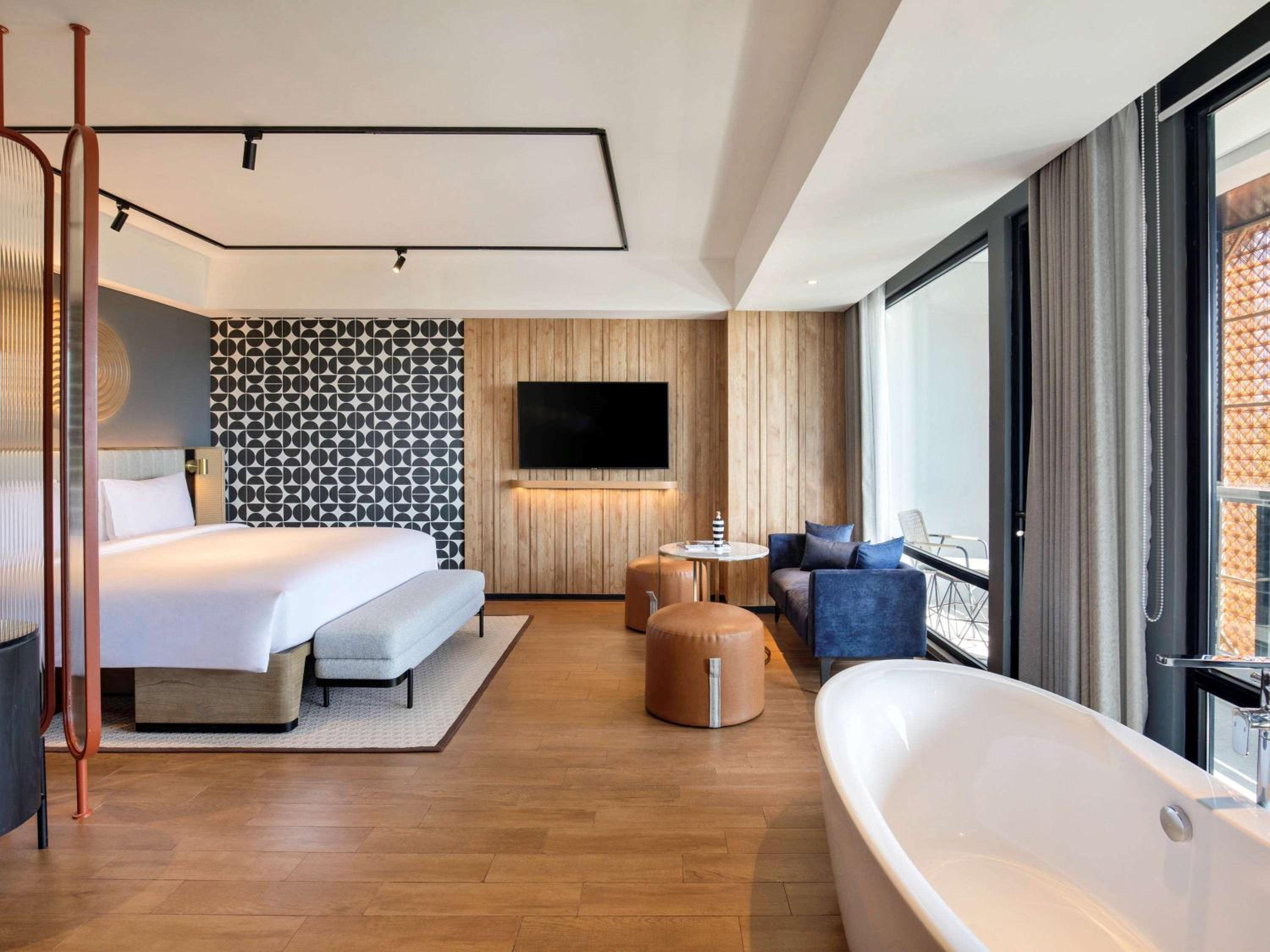 Comfort Superior King Suite with Ocean View and Unlimited Self-Service Laundry - Photo 2