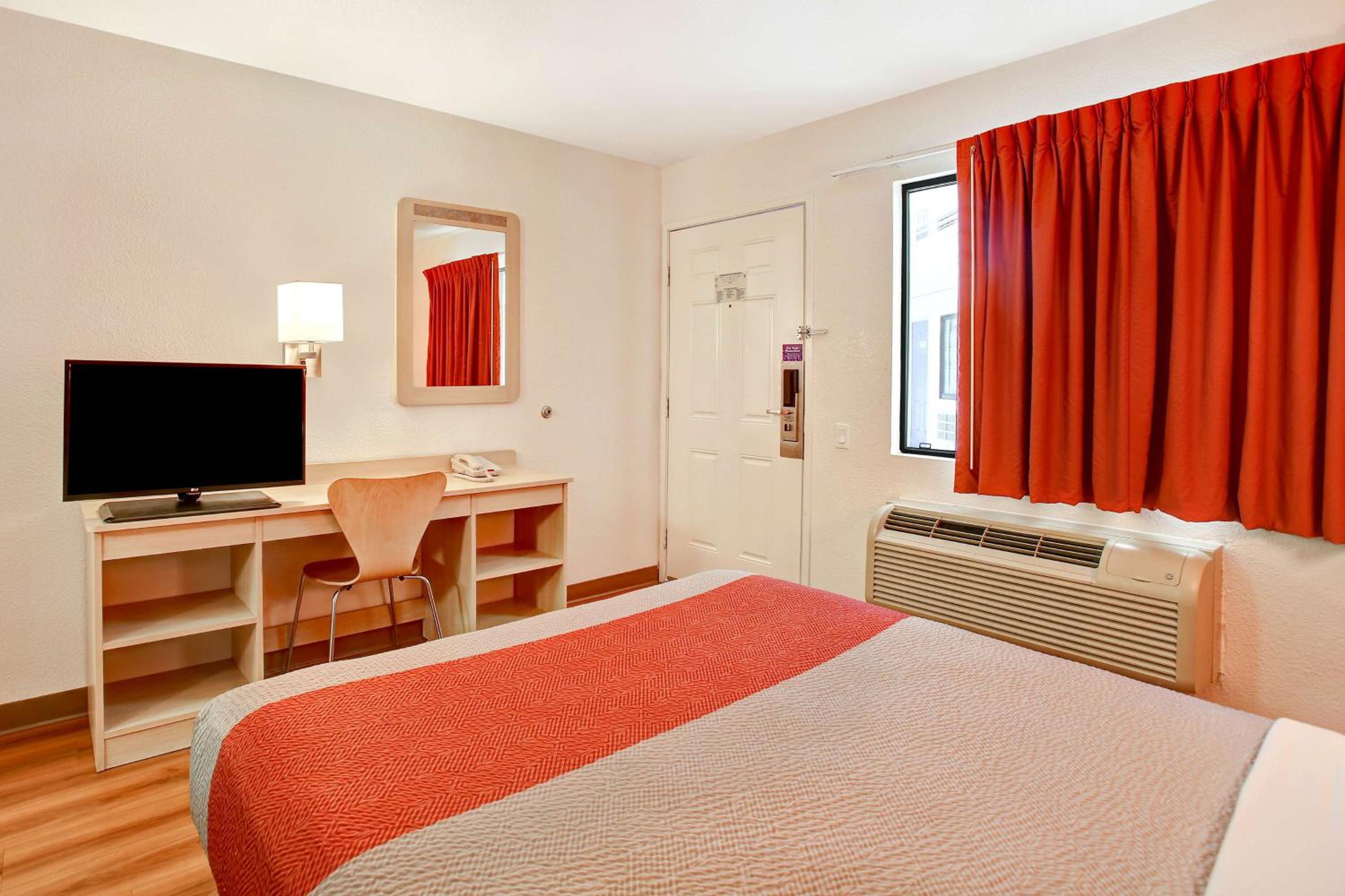 Queen Room - Disability Access photo 1