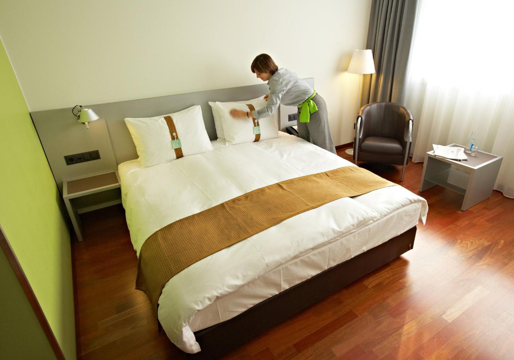 Standard King Room with Courtyard View - Photo 4