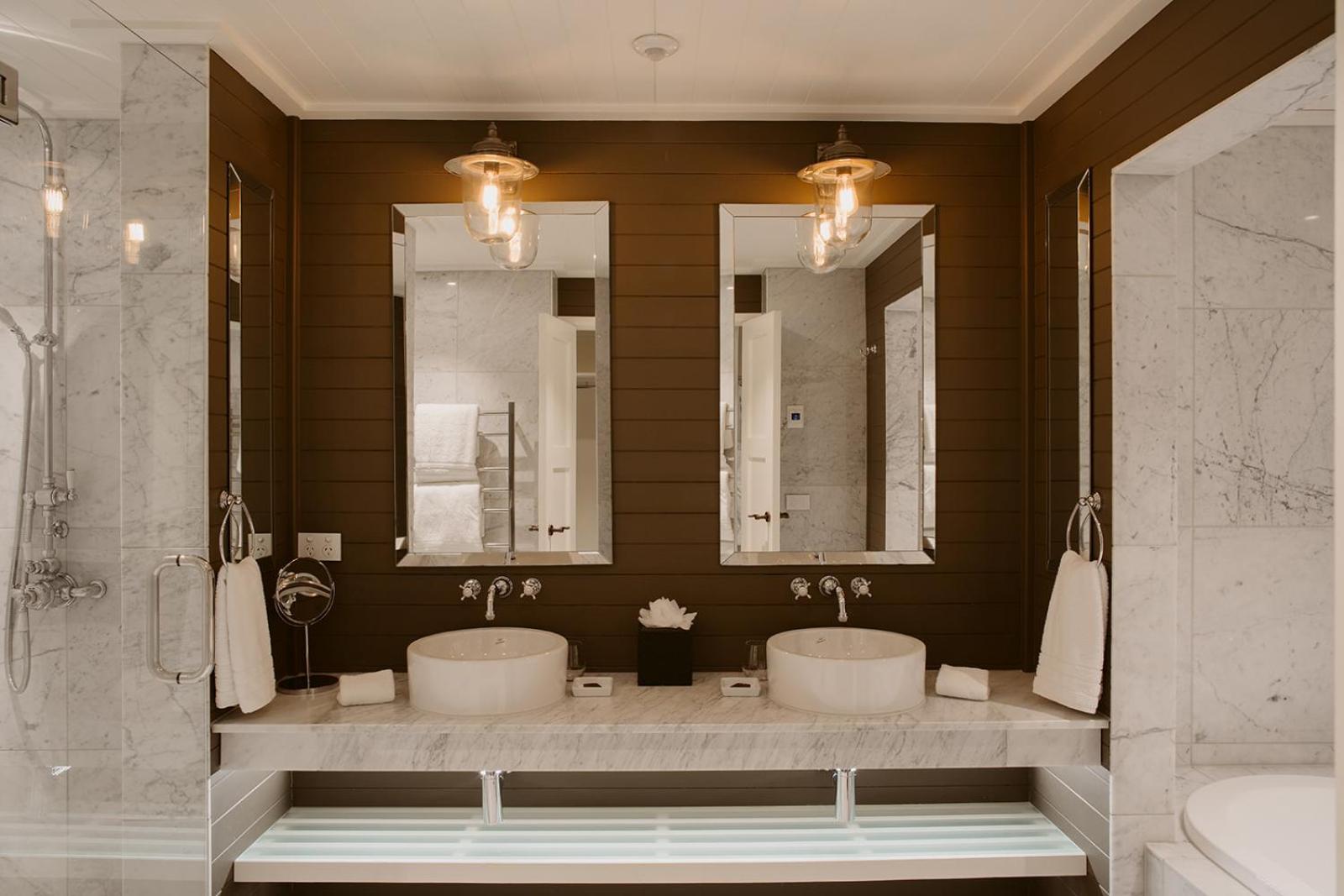 Lake View Suite - Photo 3