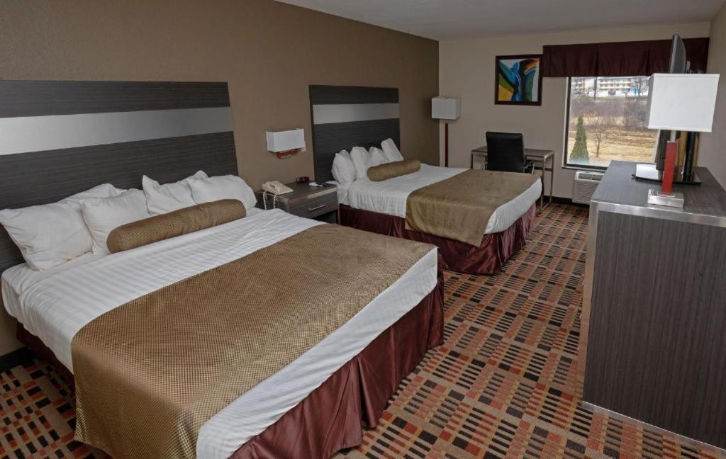Queen Room With Two Queen Beds - Non-Smoking photo 1