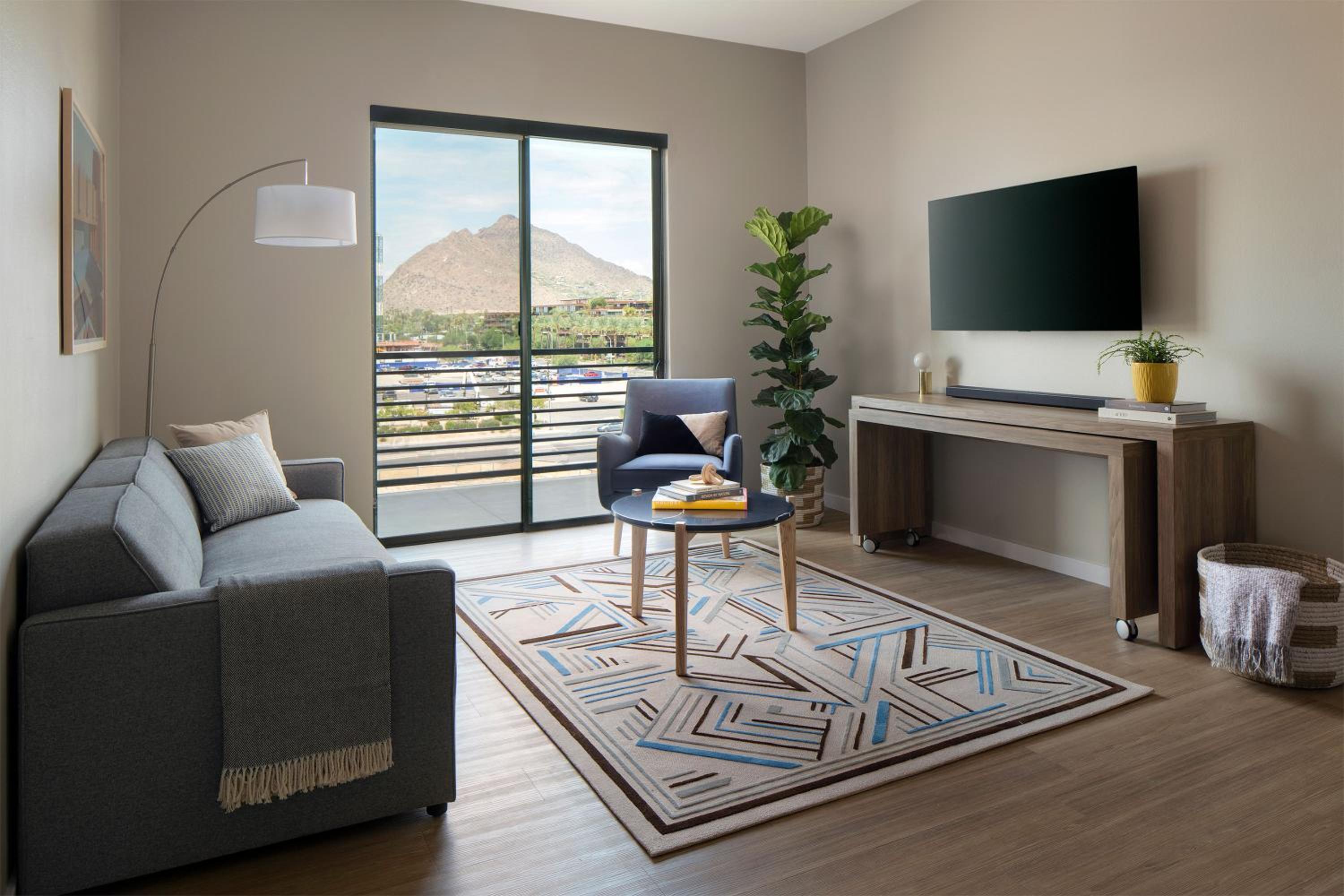 Designer Furnished 1 Bedroom Apt in Old Town - Photo 1