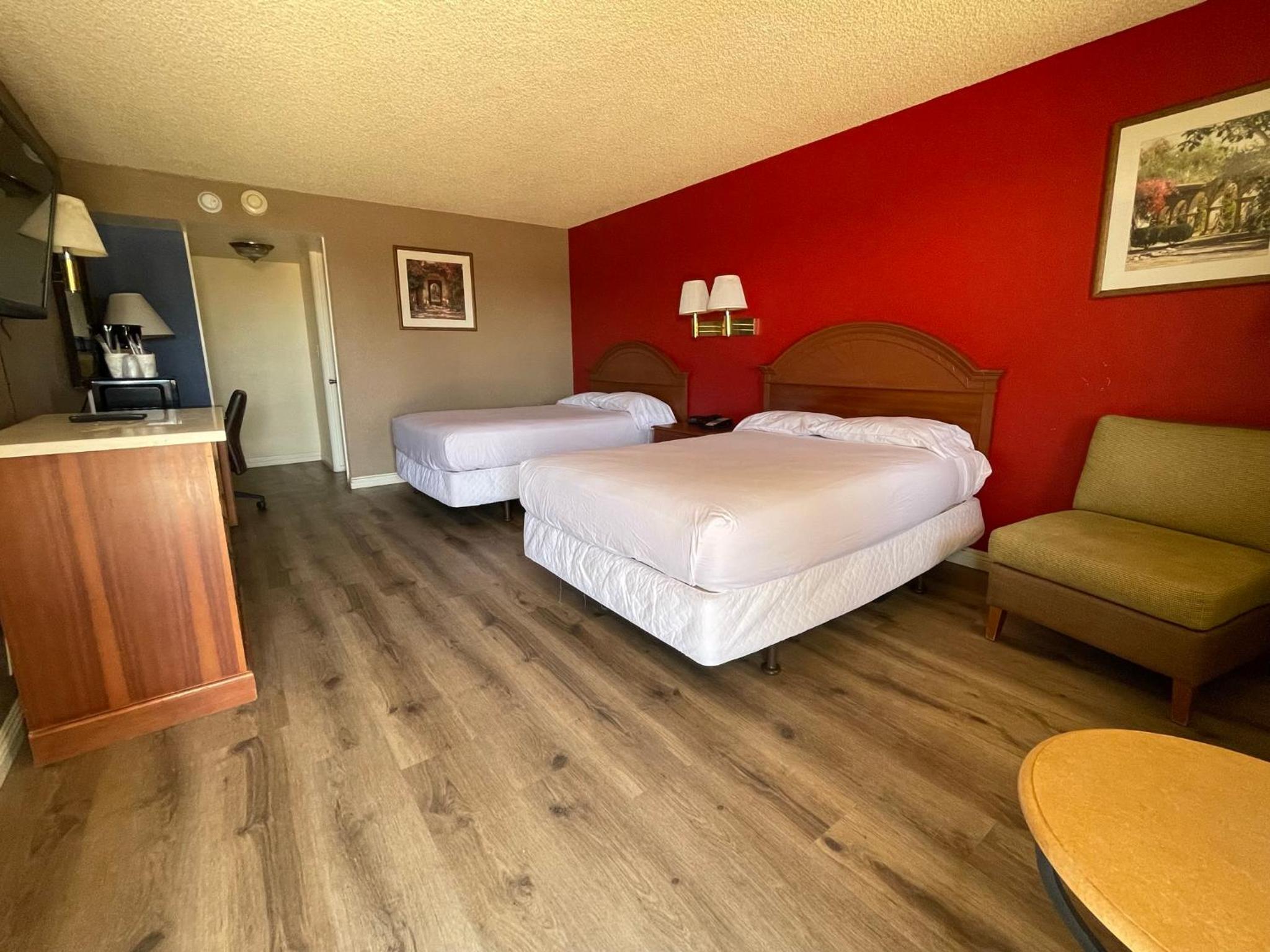 Queen Room with Two Queen Beds - Non-Smoking - Photo 1