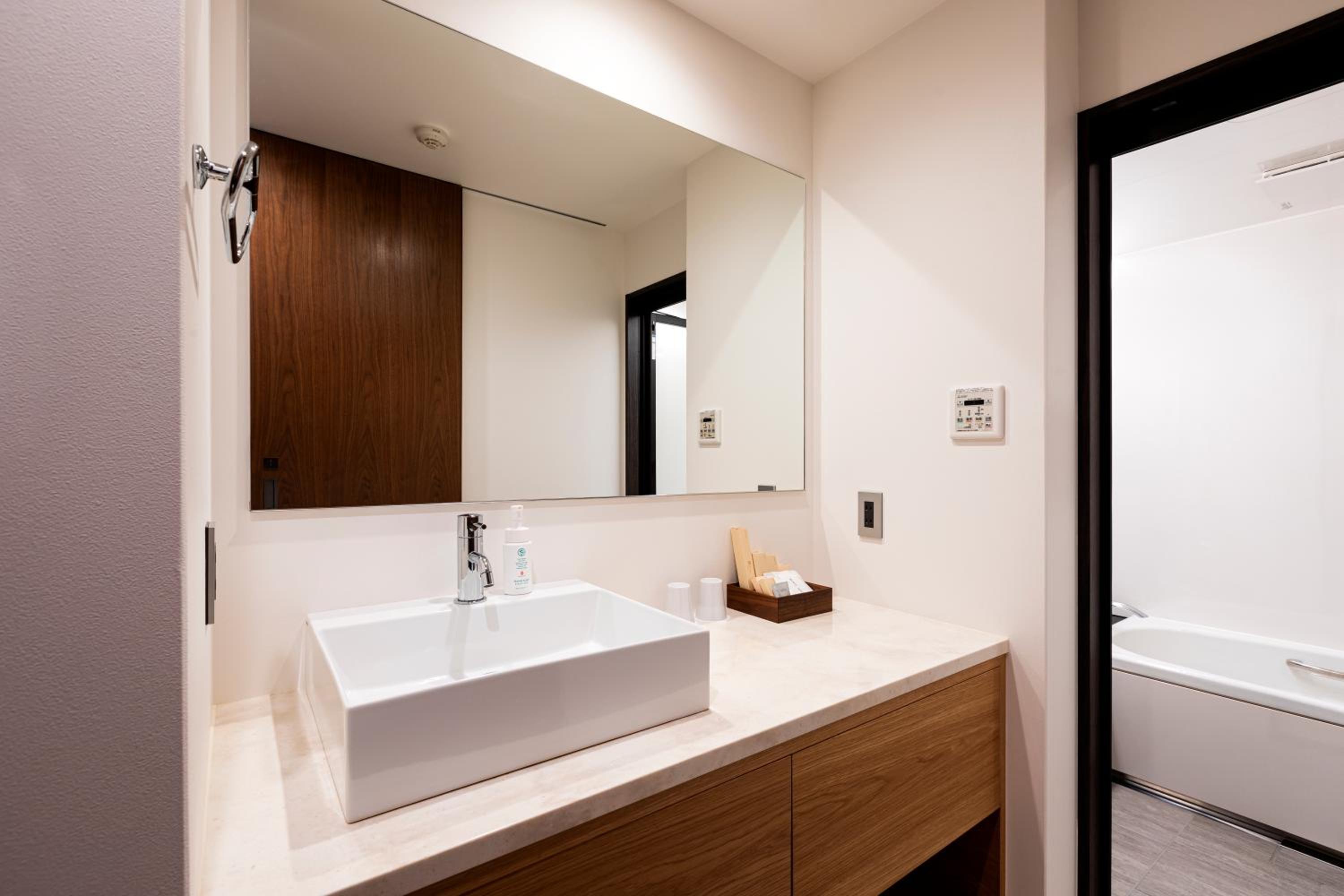 Double Room with Private Bathroom - Photo 6