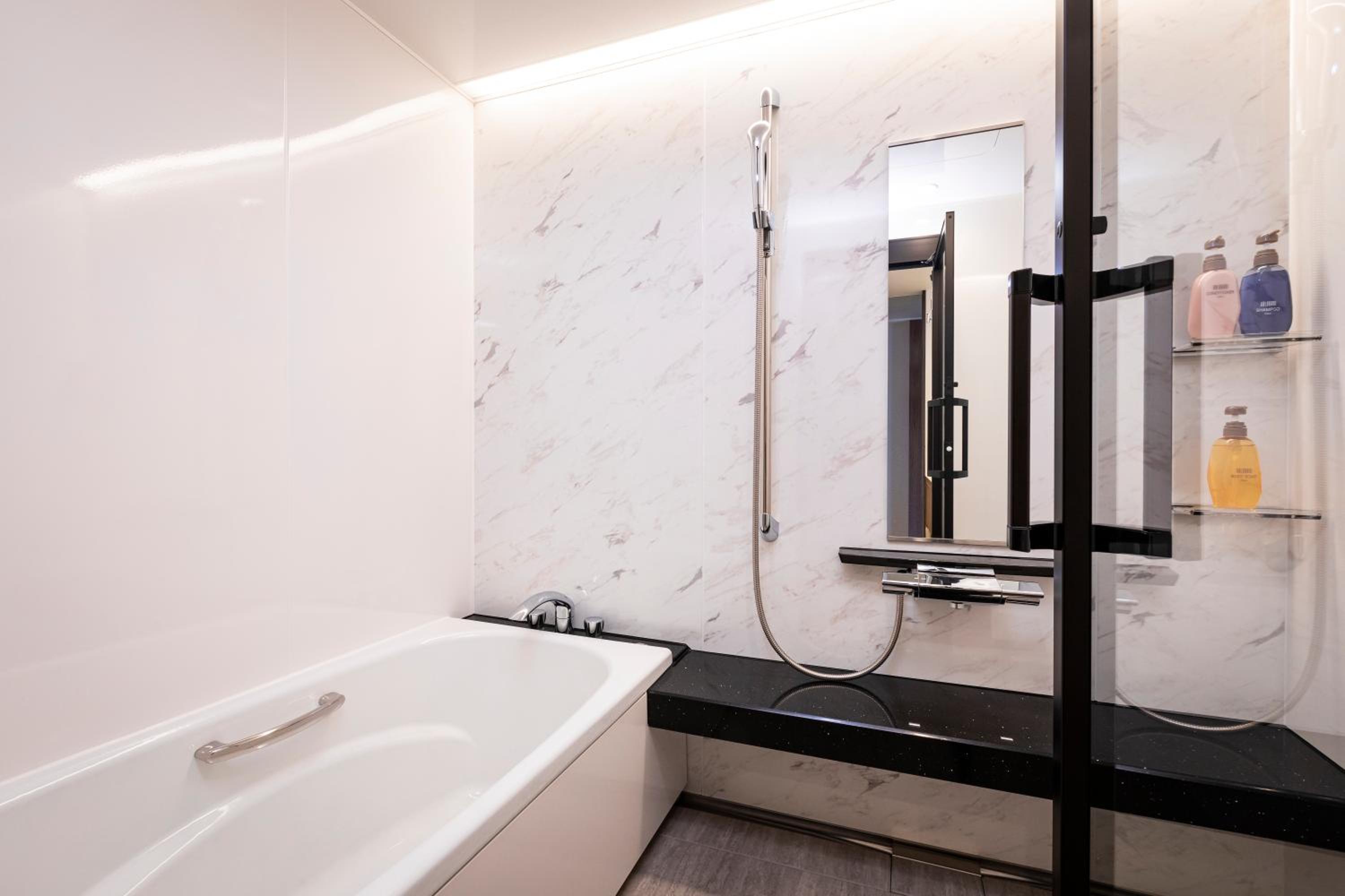 Twin Room with Private Bathroom - Photo 11
