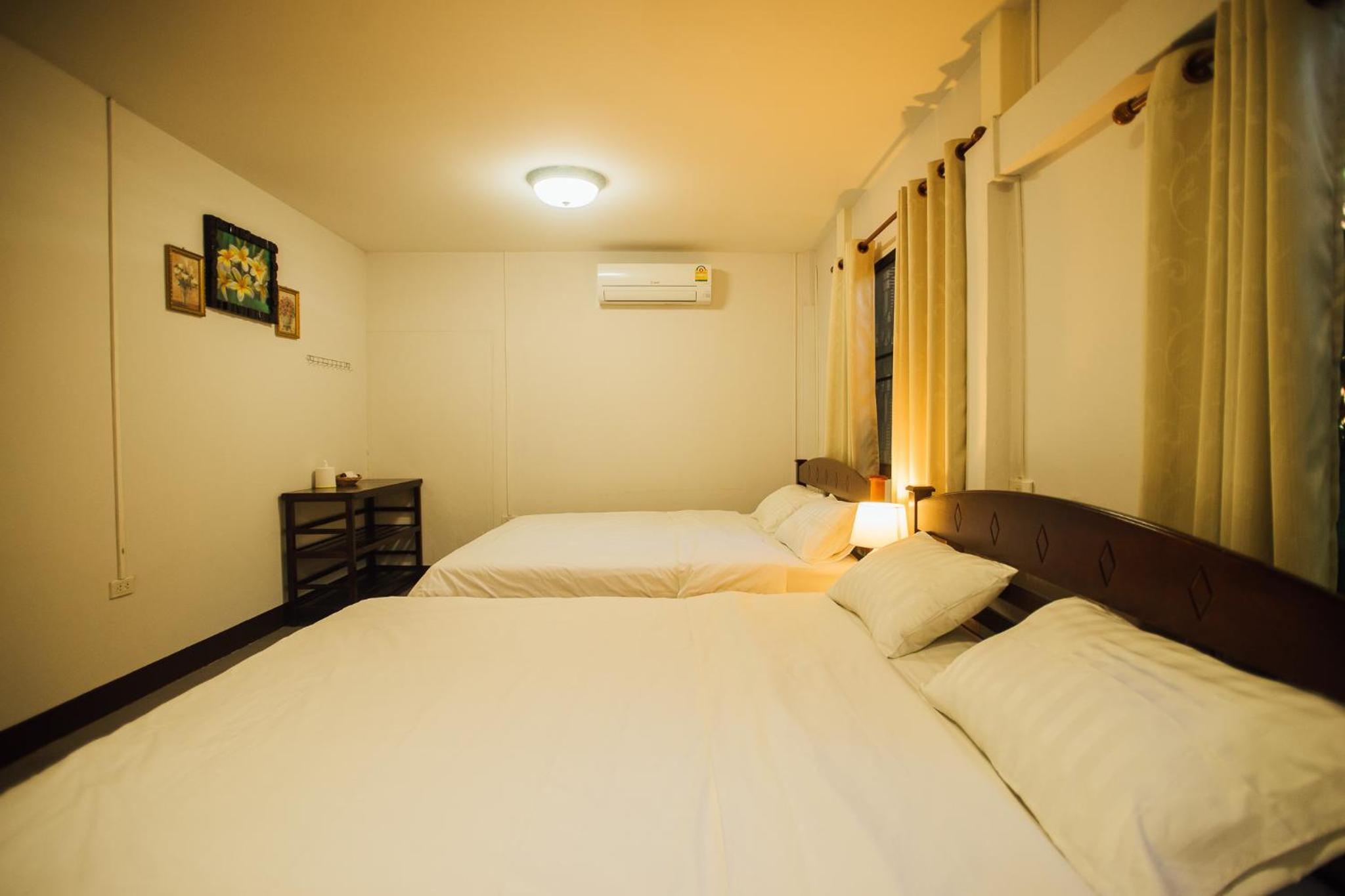 Quadruple Room with Private Bathroom - Photo 4
