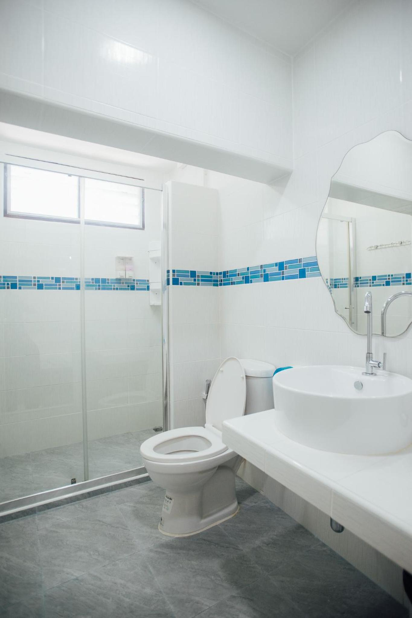 Quadruple Room with Private Bathroom - Photo 2