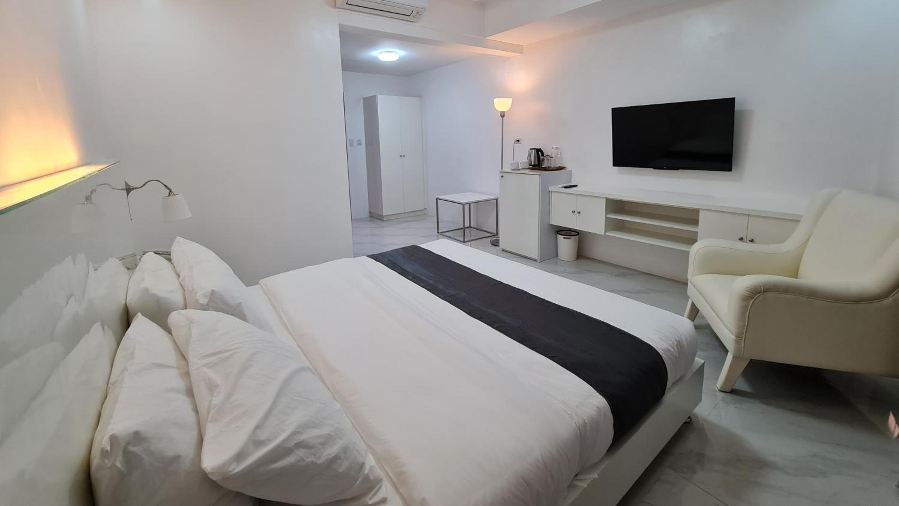 Deluxe King Room - Photo 1