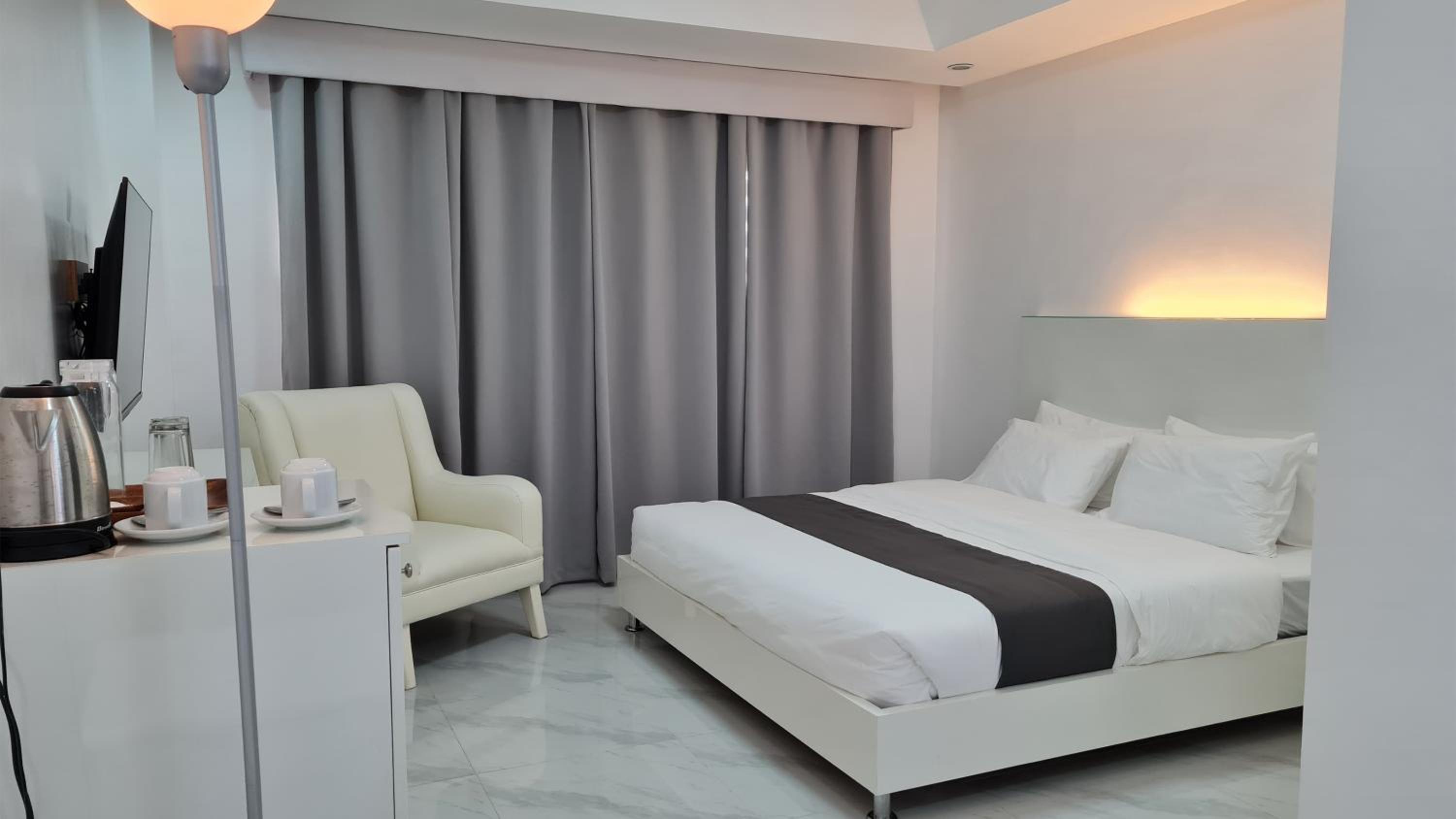 Deluxe King Room - Photo 2