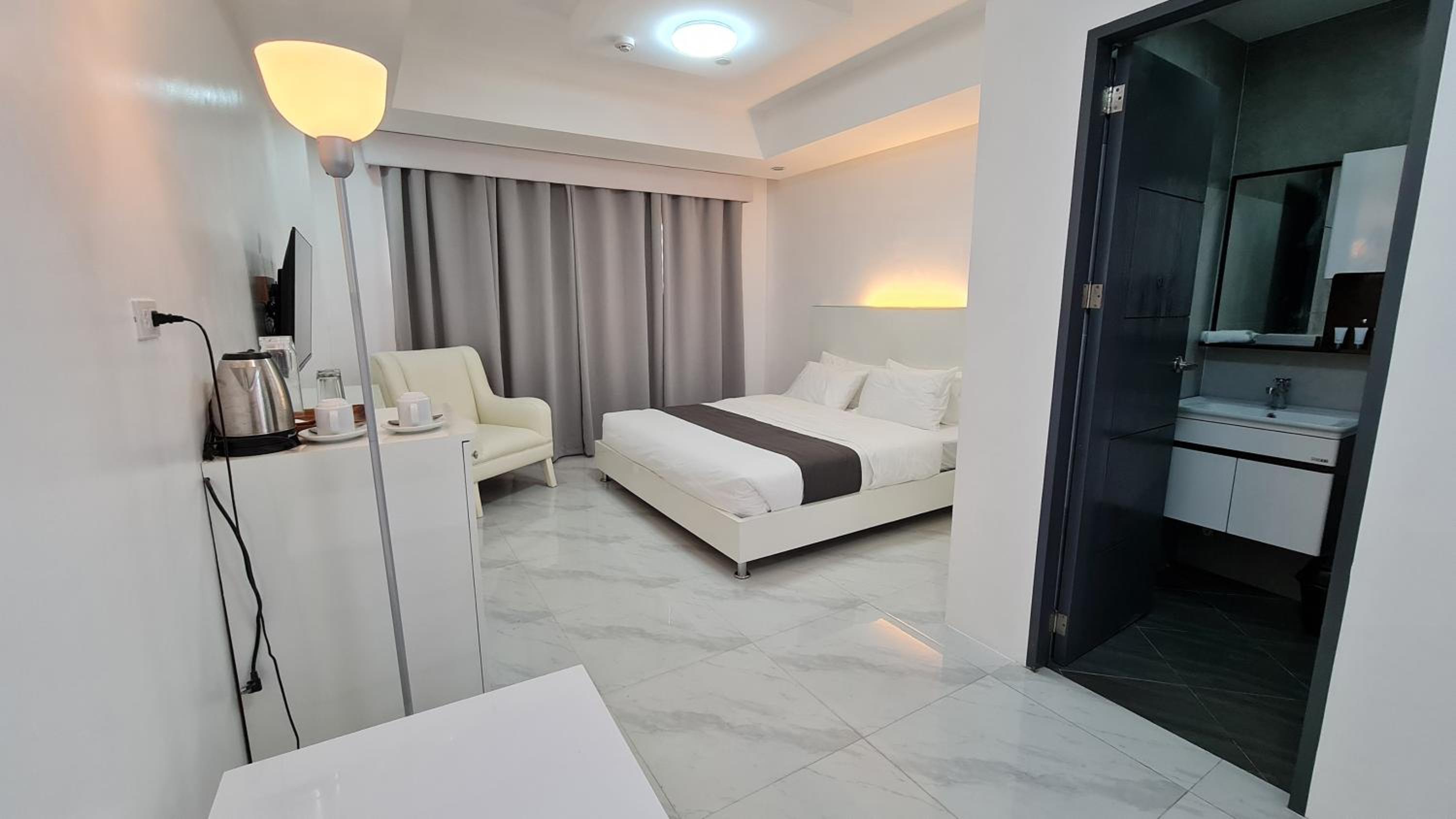 Deluxe King Room - Photo 3