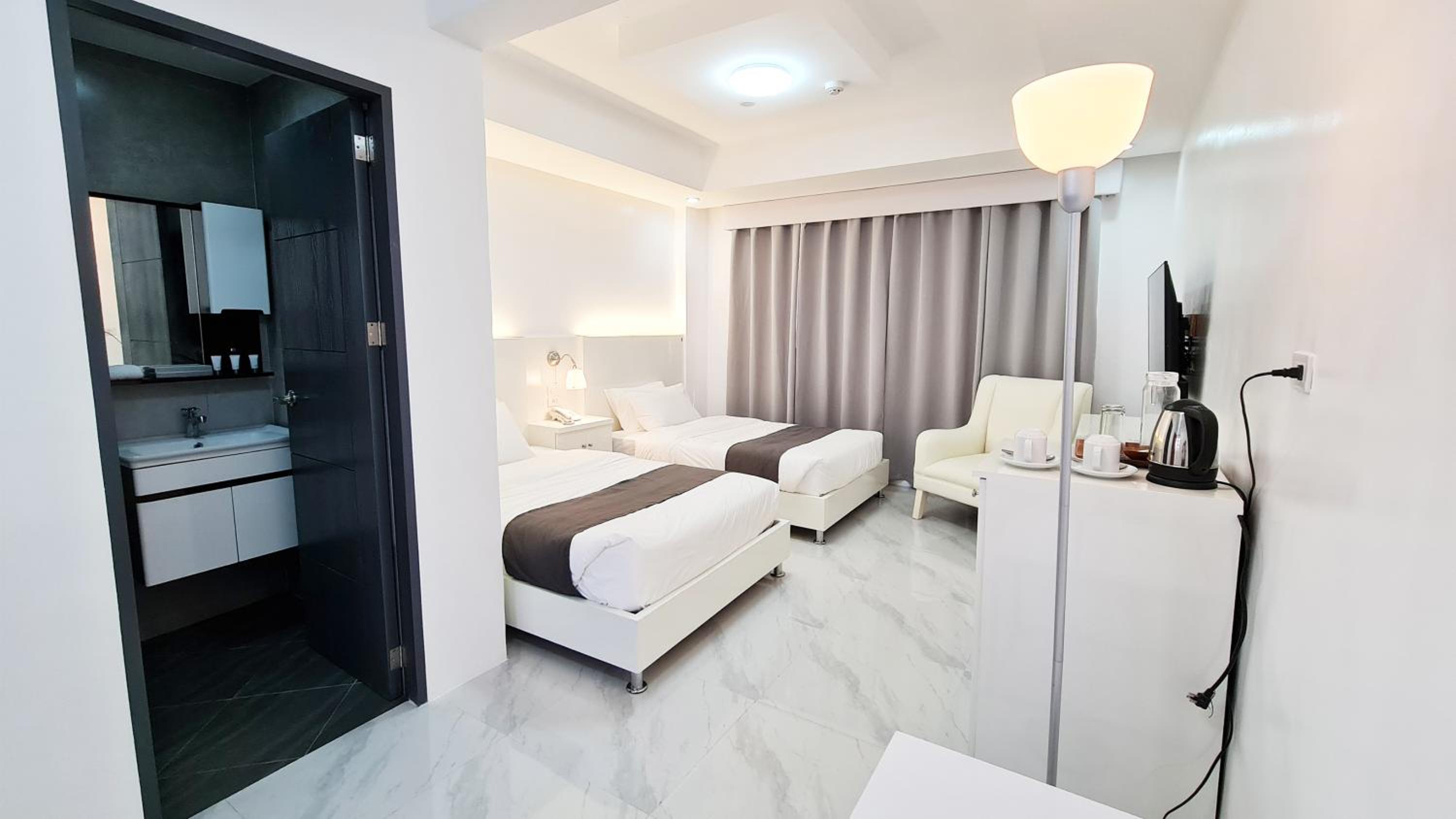 Deluxe Twin Room - Photo 2