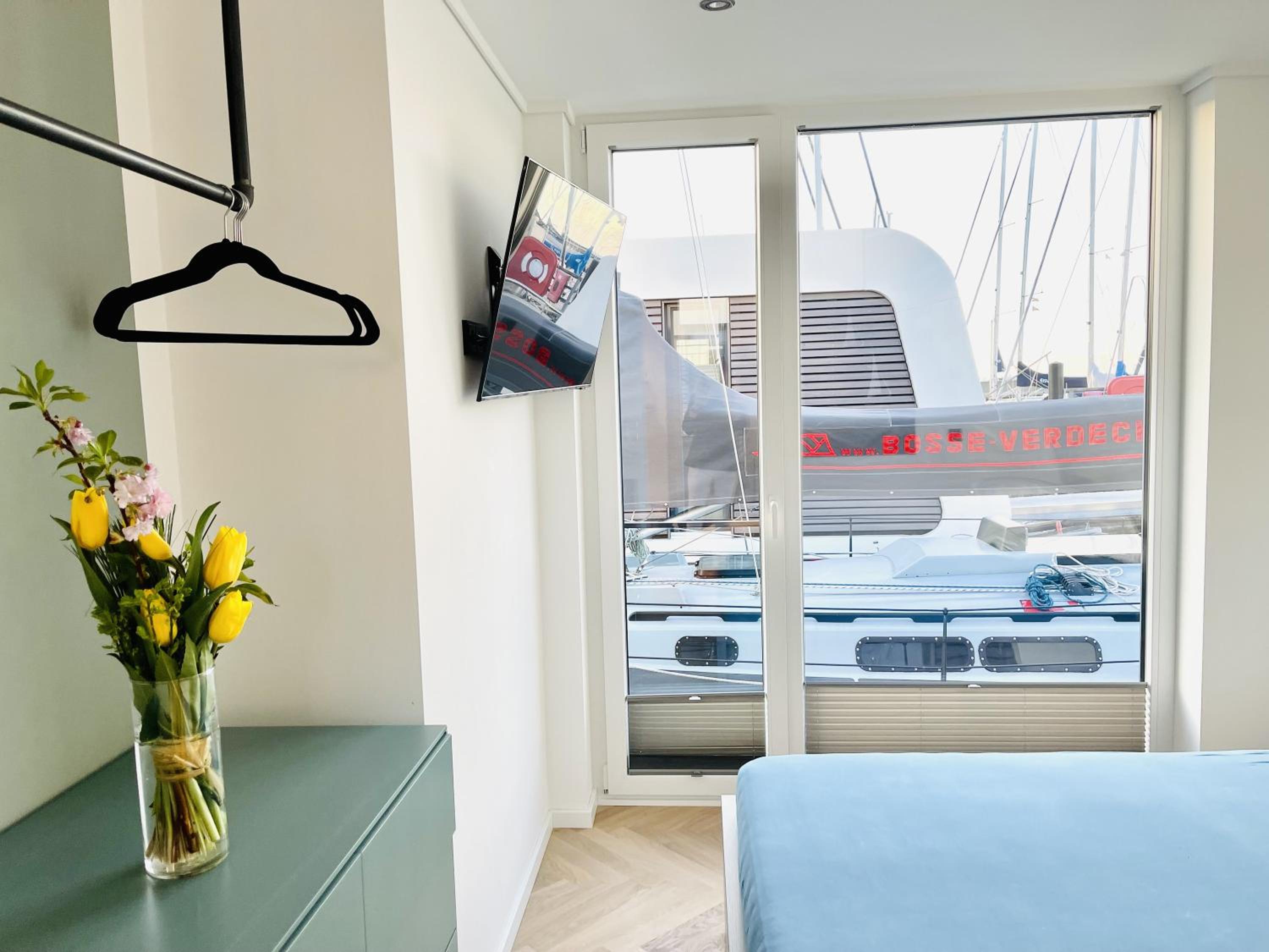 One-Bedroom House - Photo 38
