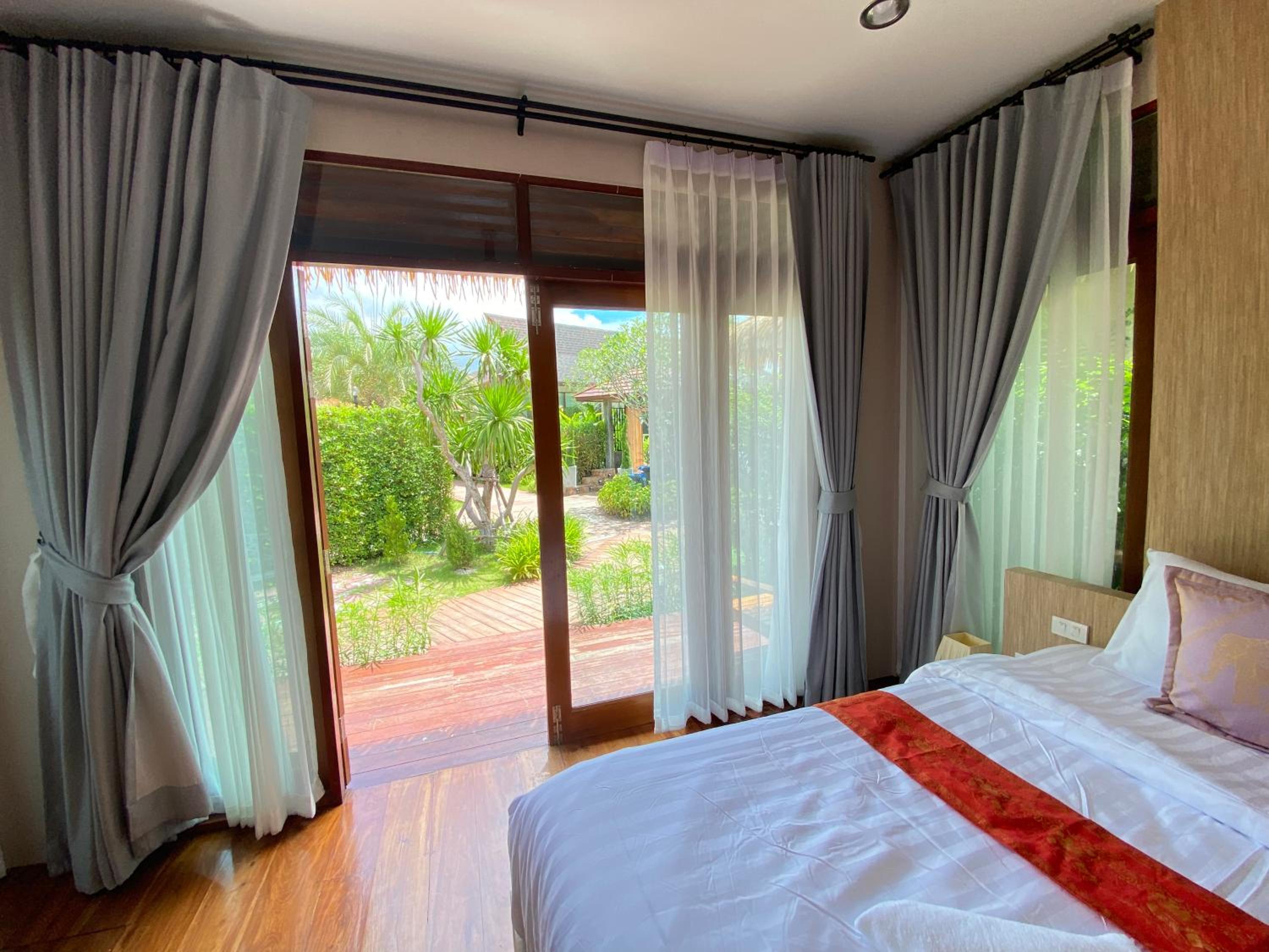 Deluxe Room - Photo 8