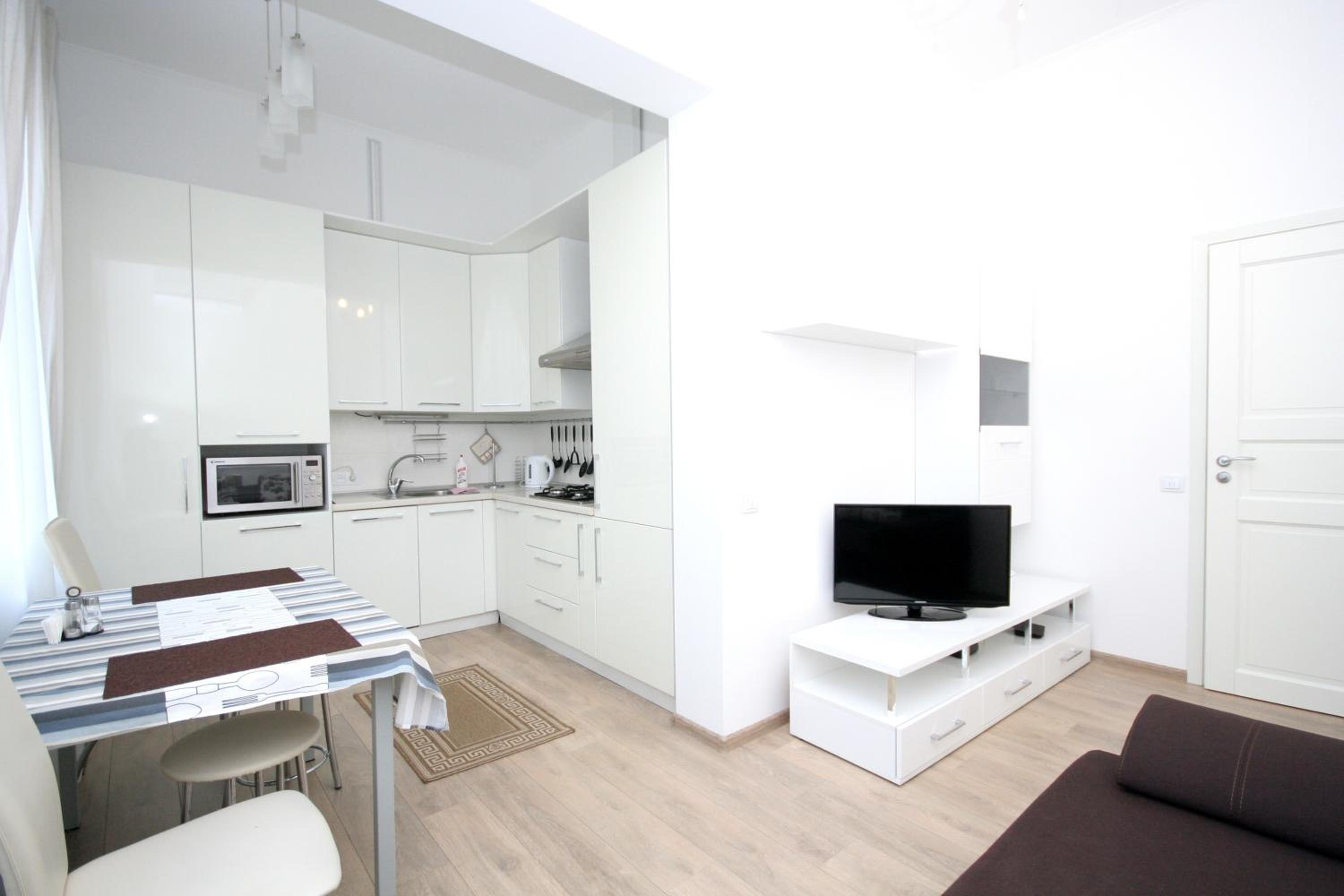 Deluxe One-Bedroom Apartment - Mala Zhytomyrska Street 3/4