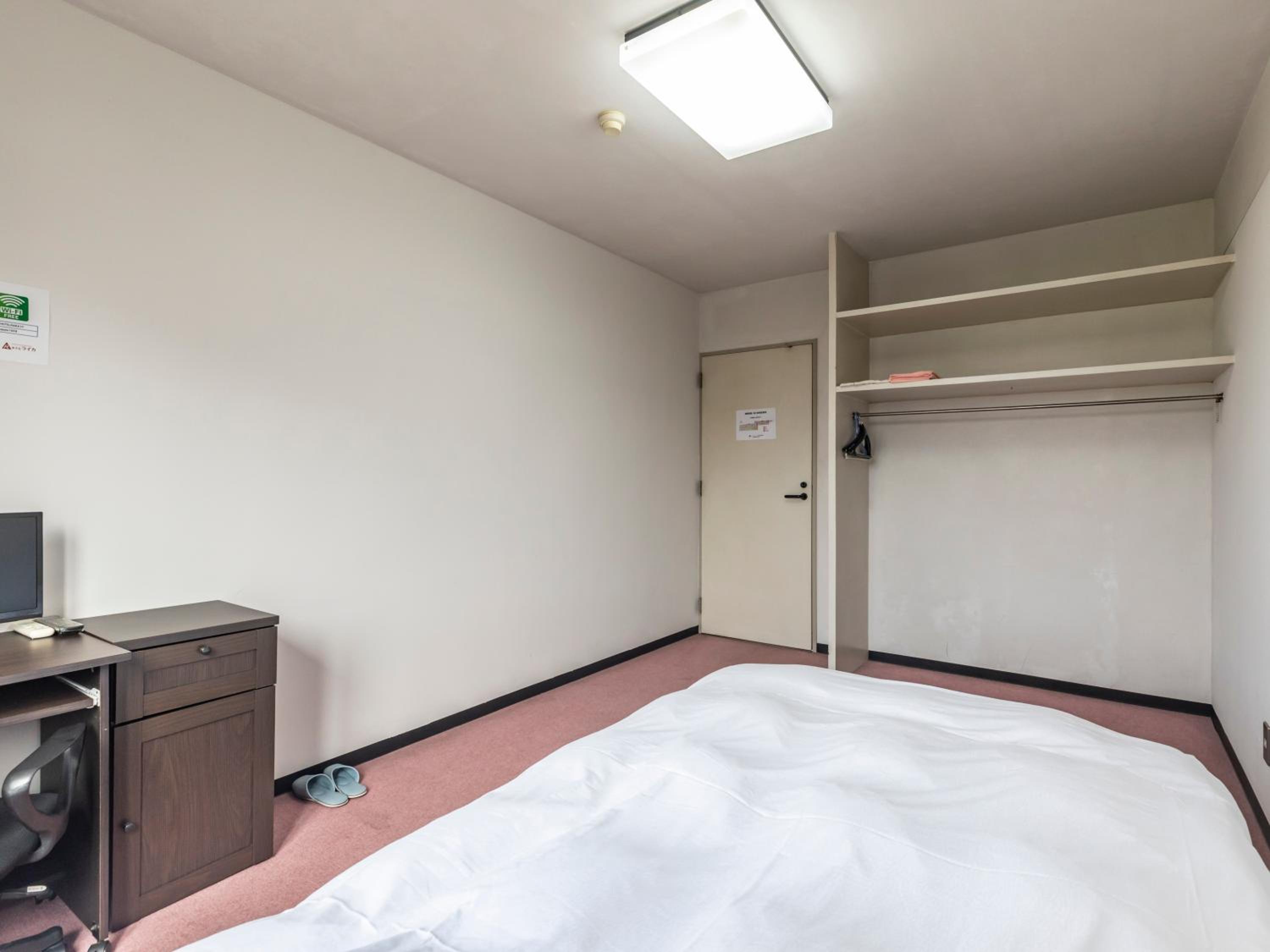 Single Room with Shared Bathroom photo 2
