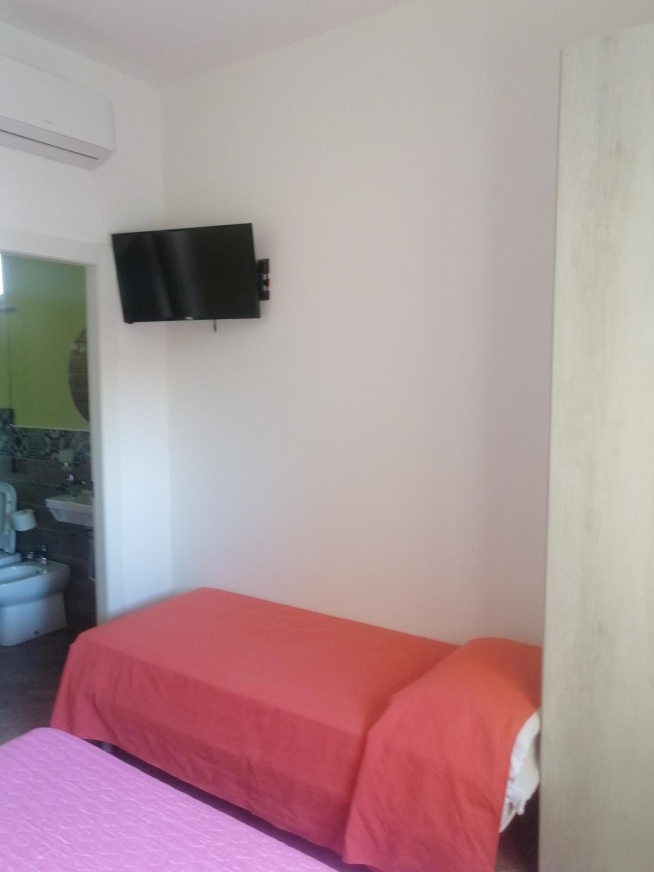 Double or Twin Room with Bathroom - Photo 3
