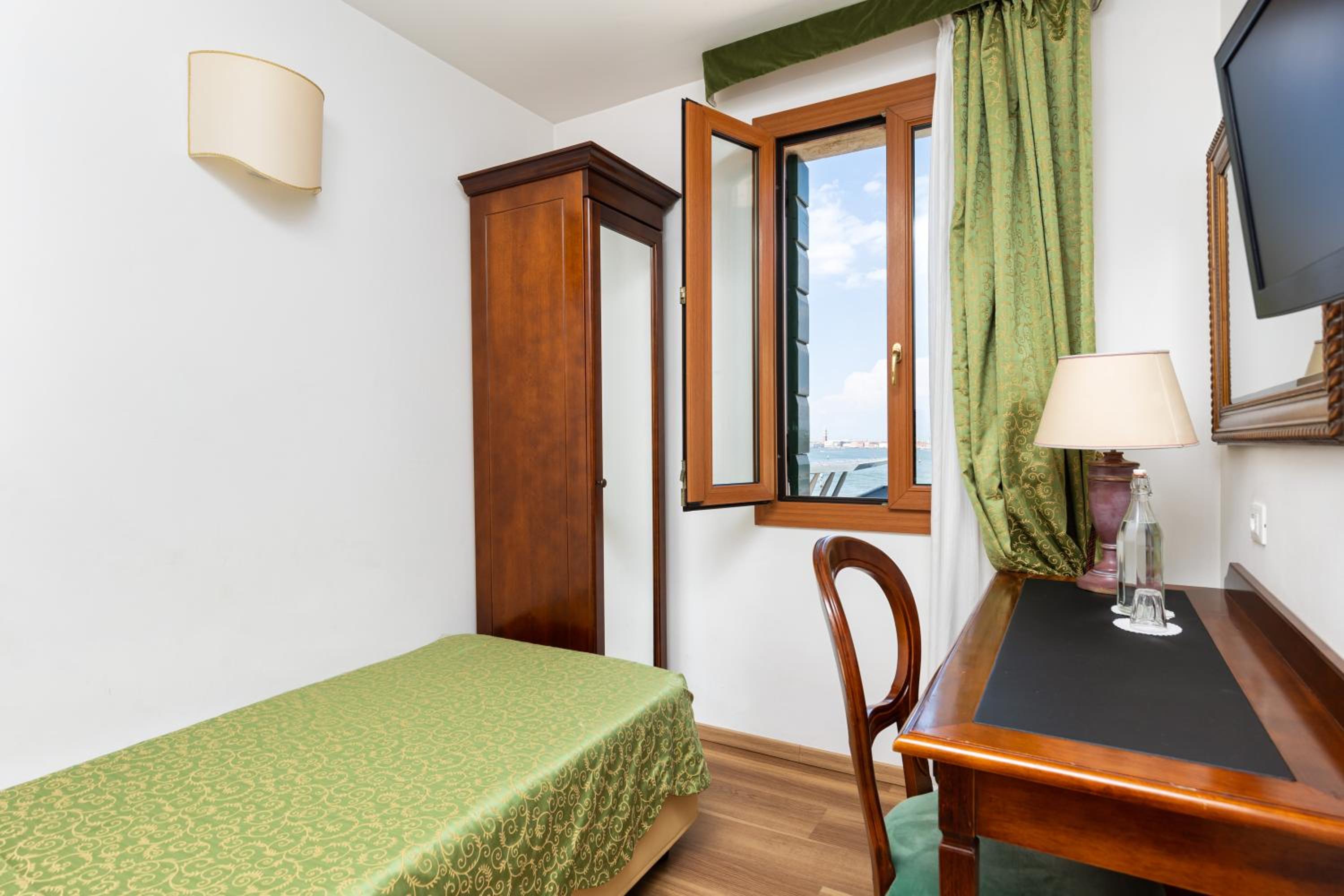 Small Double Room - Photo 2