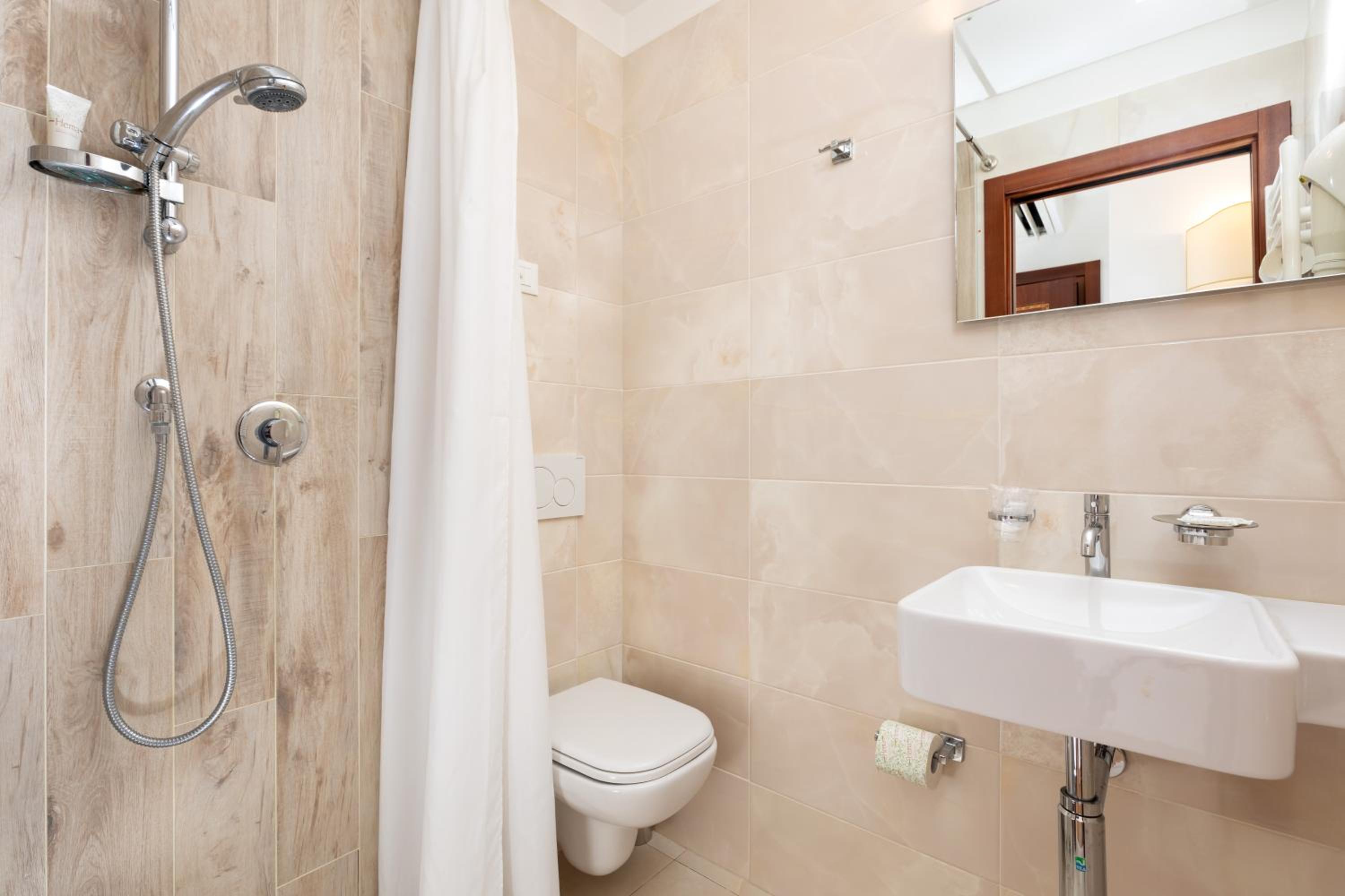 Small Double Room - Photo 4