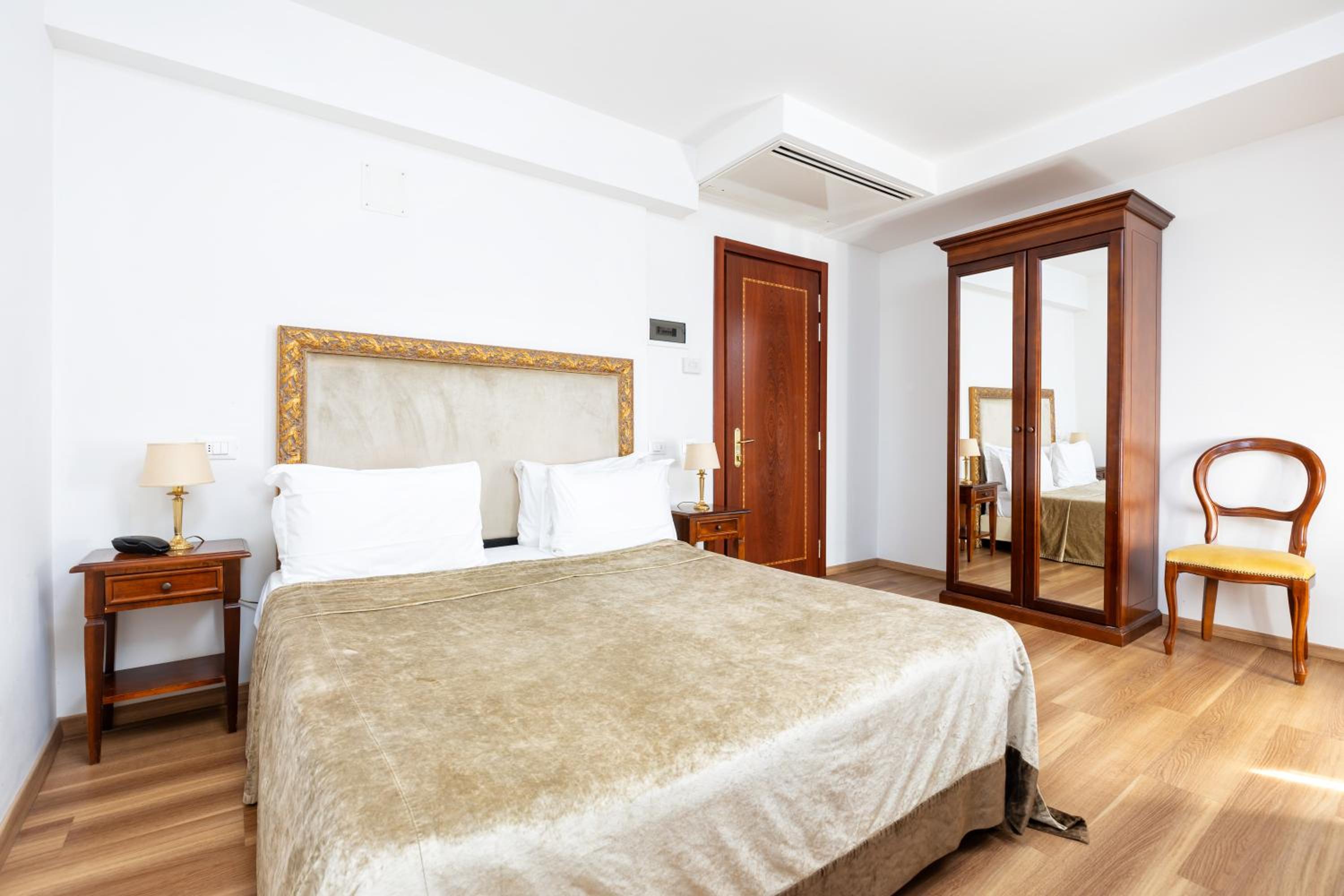 Classic Double or Twin Room - Photo 5