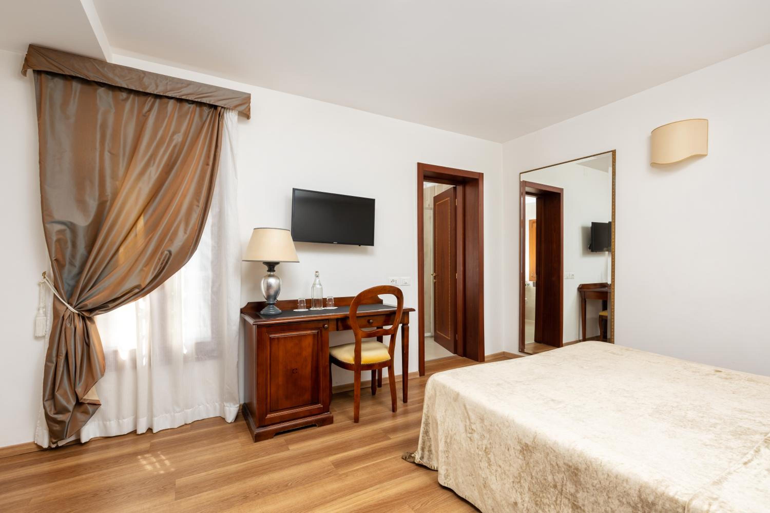 Classic Double or Twin Room - Photo 6