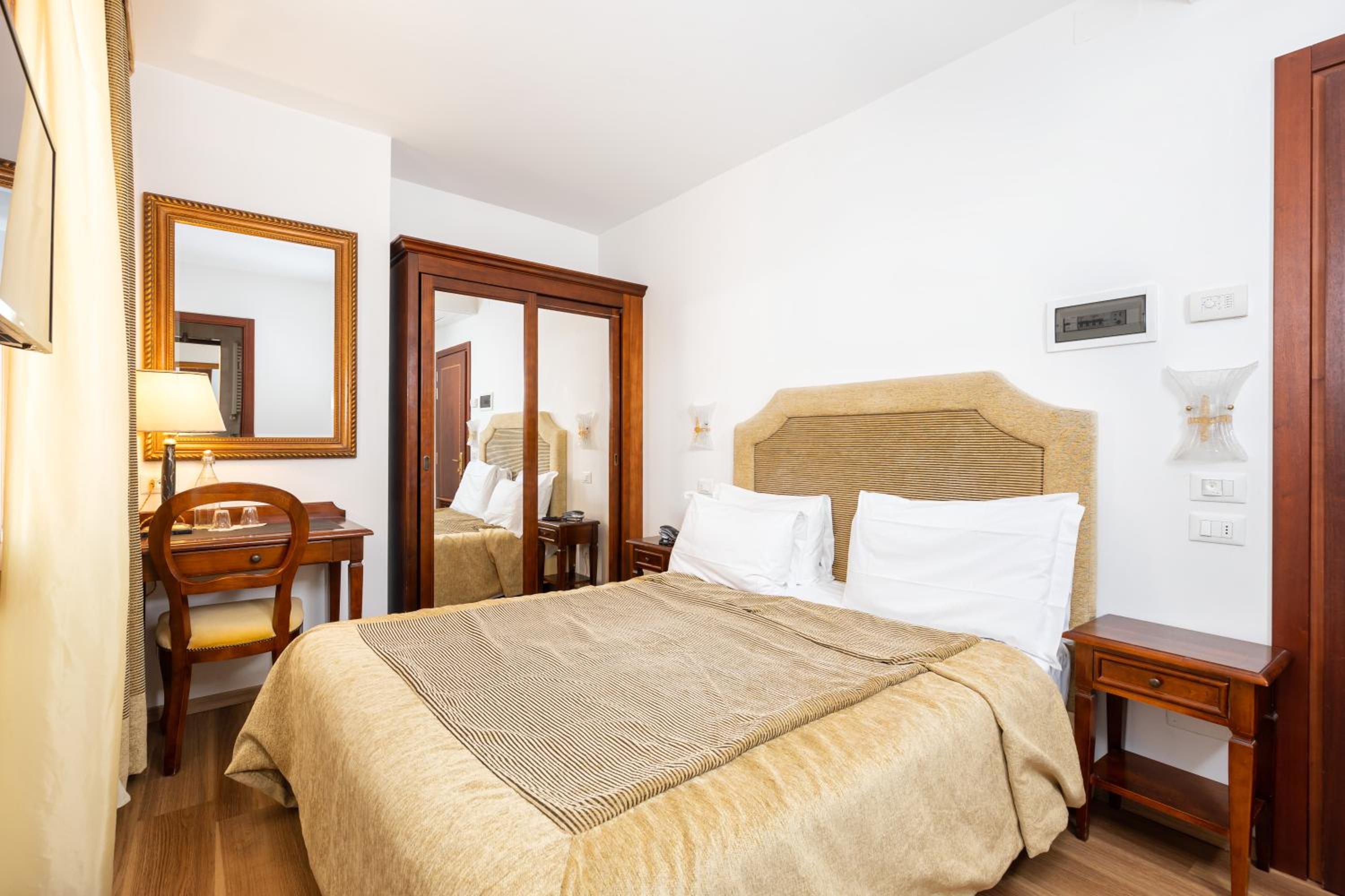 Classic Double or Twin Room - Photo 1