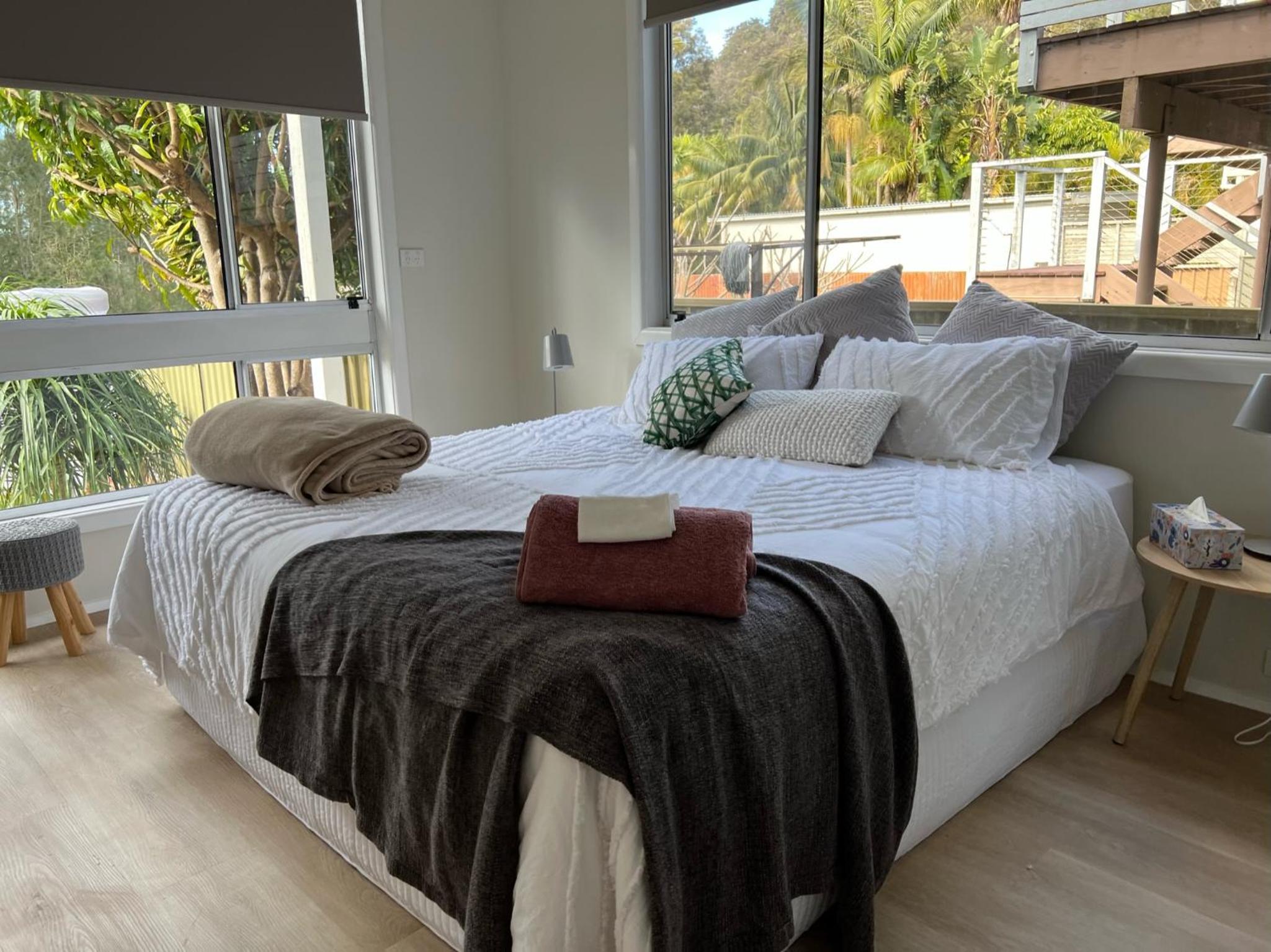 Five-Bedroom House photo 1