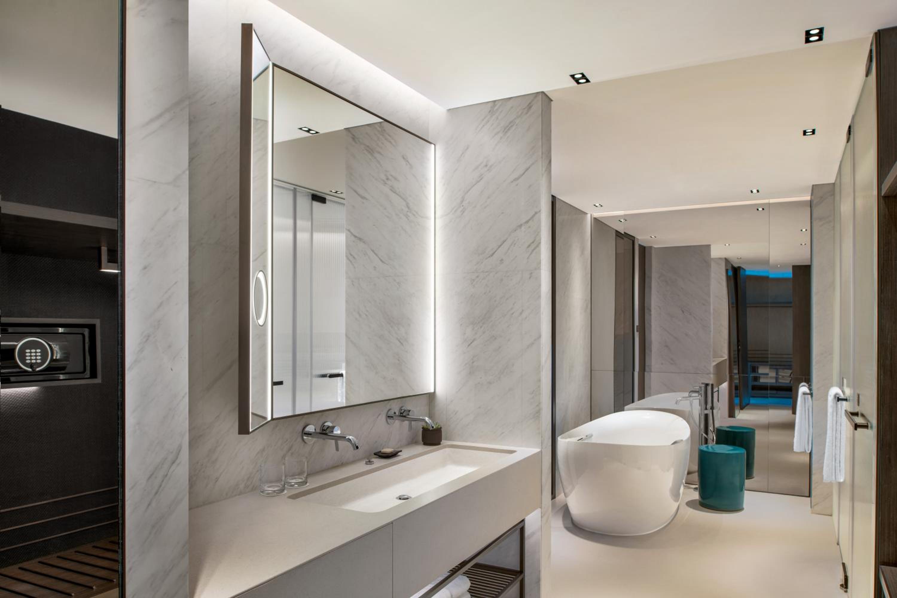 Executive Suite - Photo 13