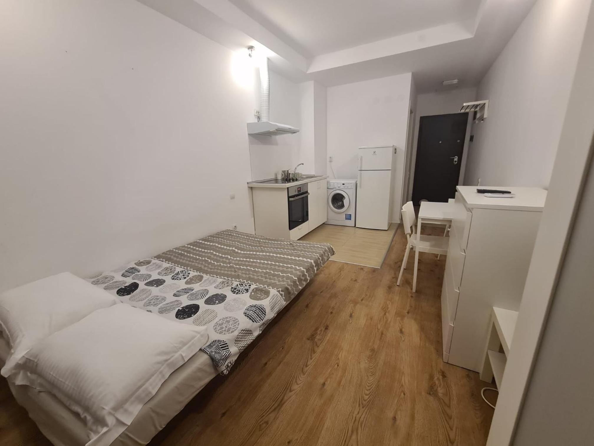 One-Bedroom Apartment - Photo 2