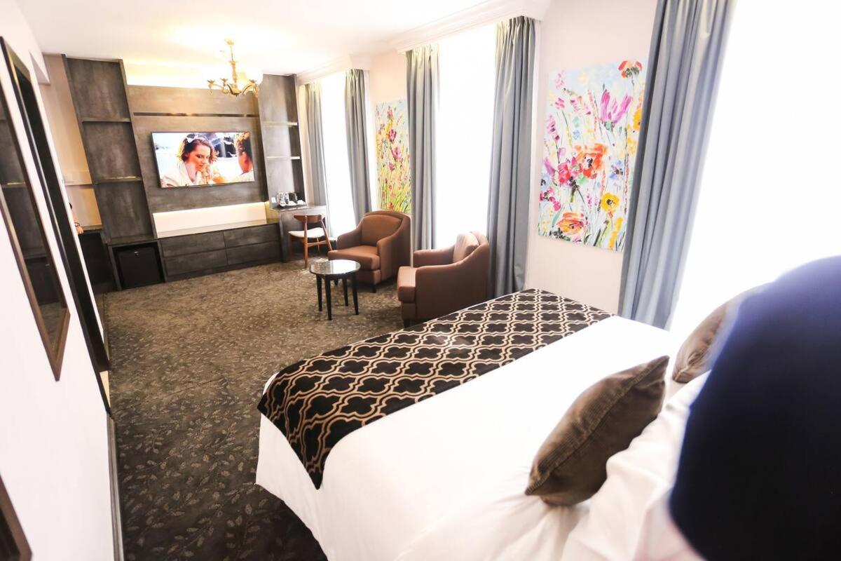 Superior King Suite photo 2