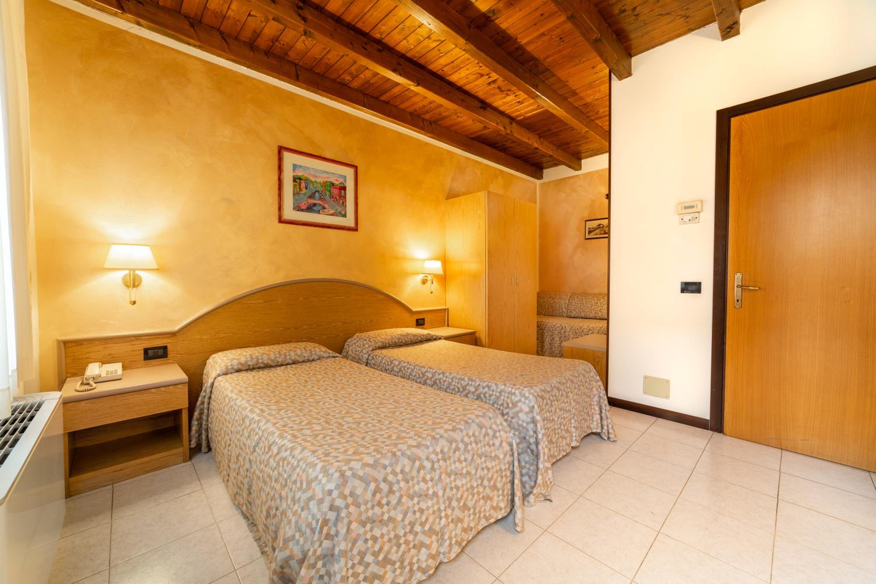 Single Room with Private Bathroom photo 1
