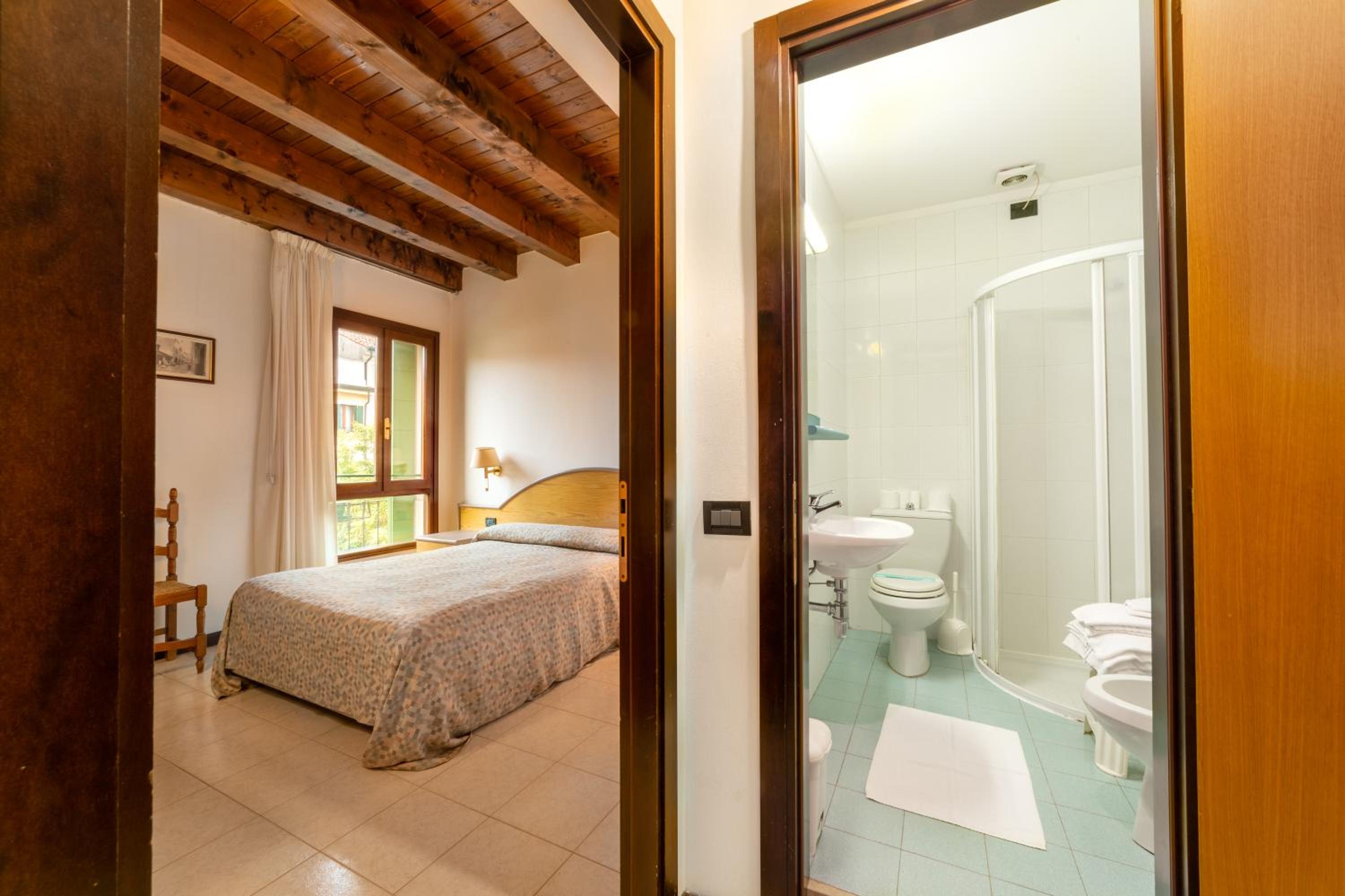 Double or Twin Room with Bathroom photo 2