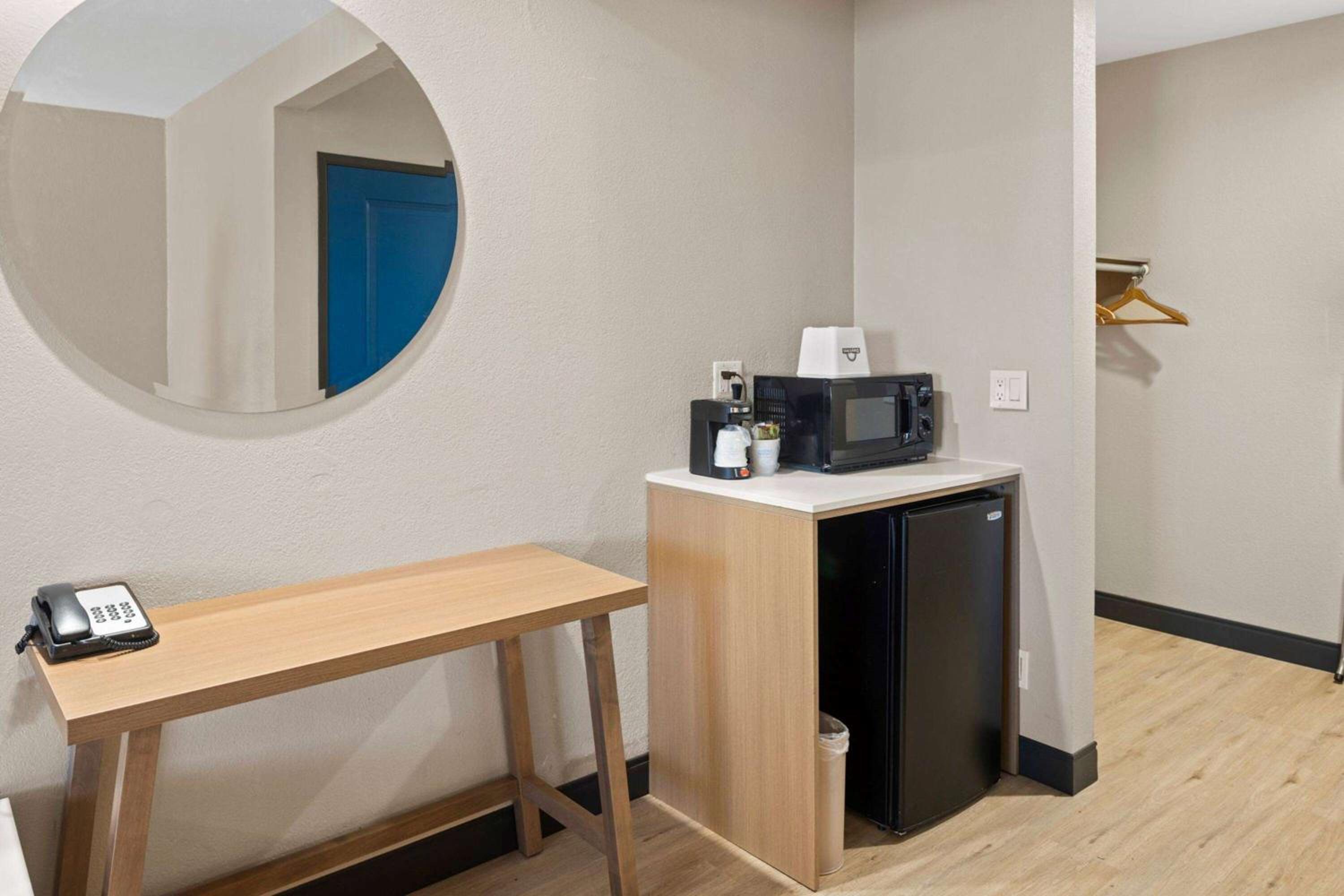 King Room - Non-Smoking - Photo 6