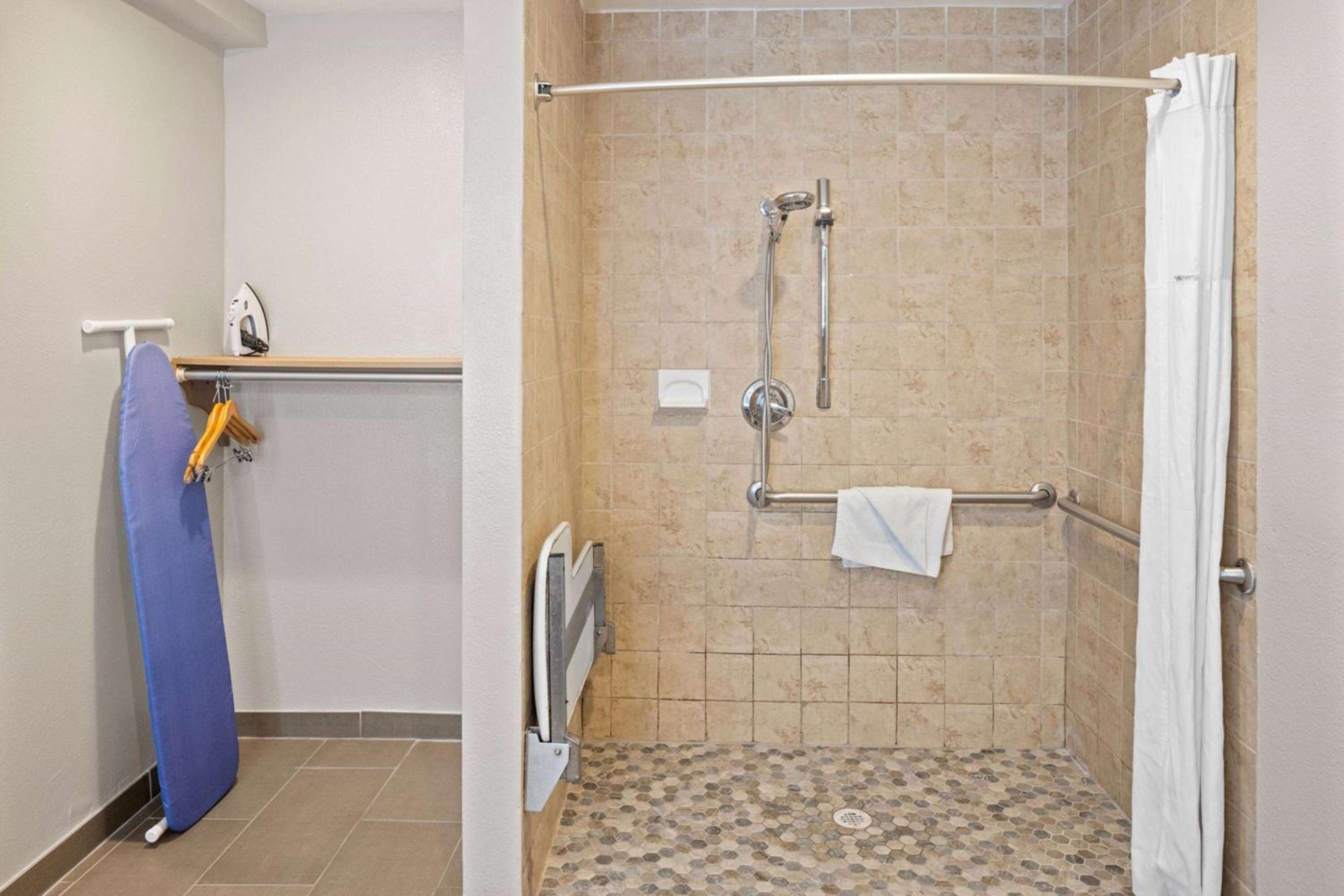 Queen Room with Two Queen Beds and Roll-in Shower - Mobility Accessible/Non-Smoking - Photo 6