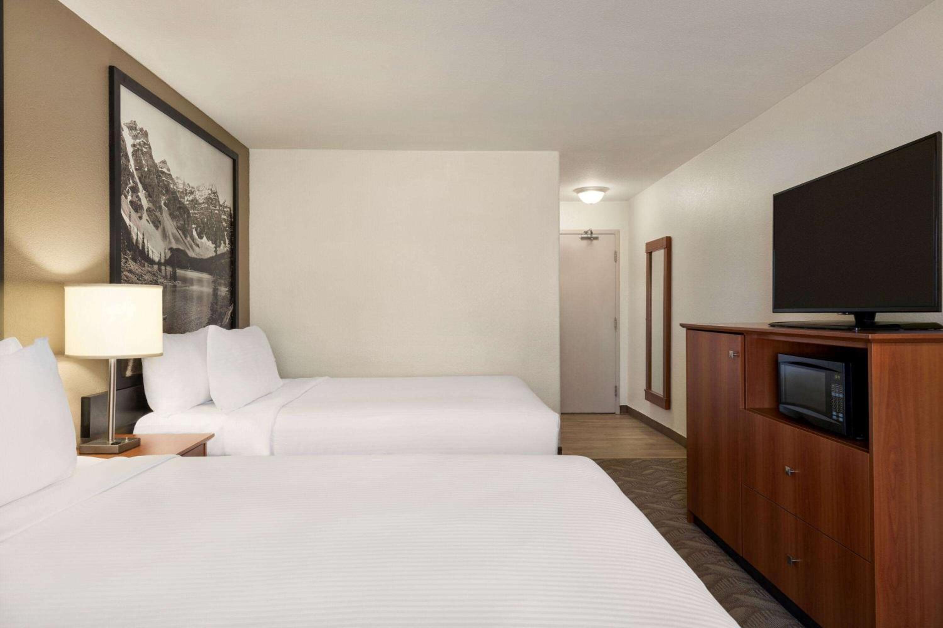 Queen Room with Two Queen Beds - Non-Smoking - Photo 3