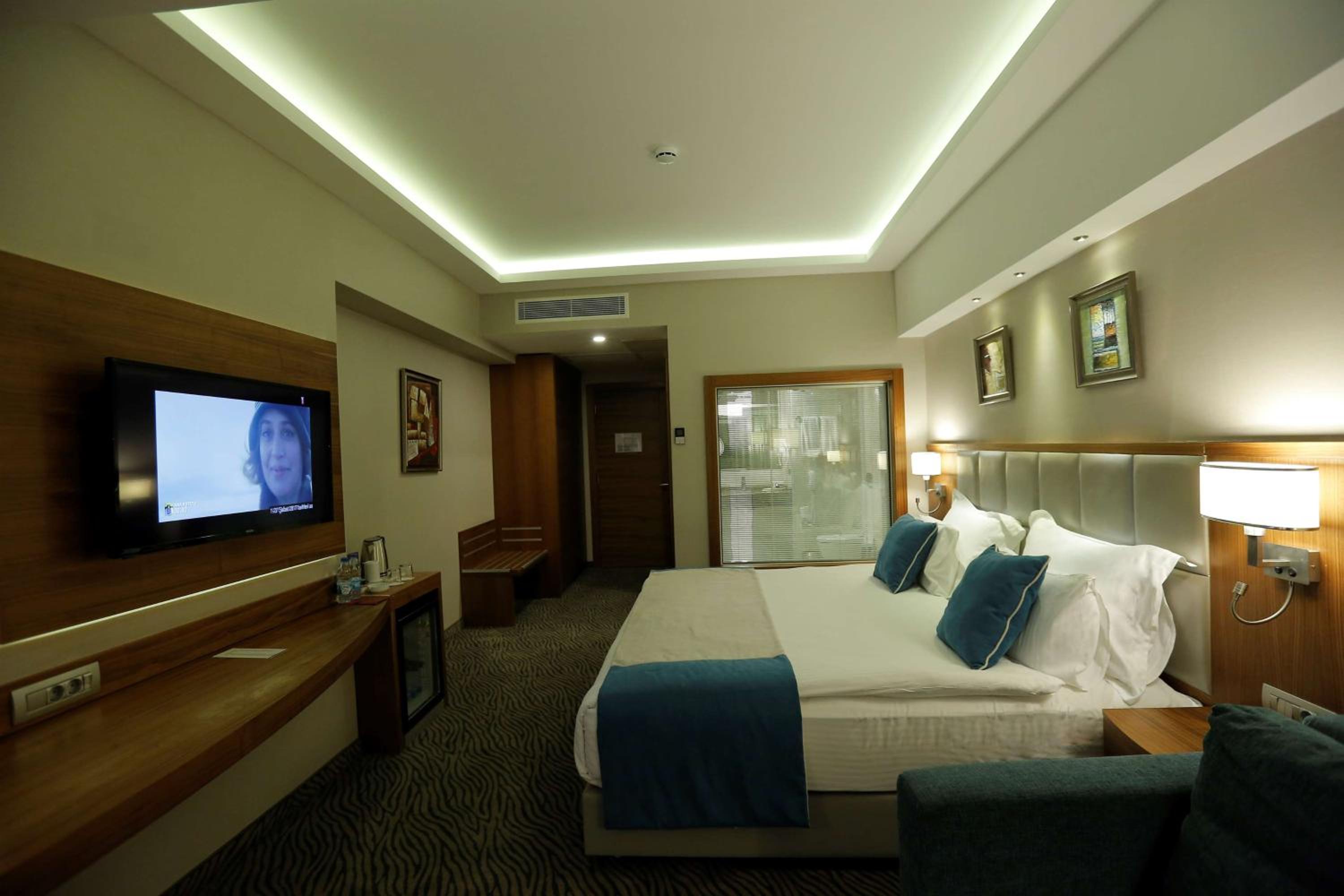Deluxe King Room - Smoking photo 3