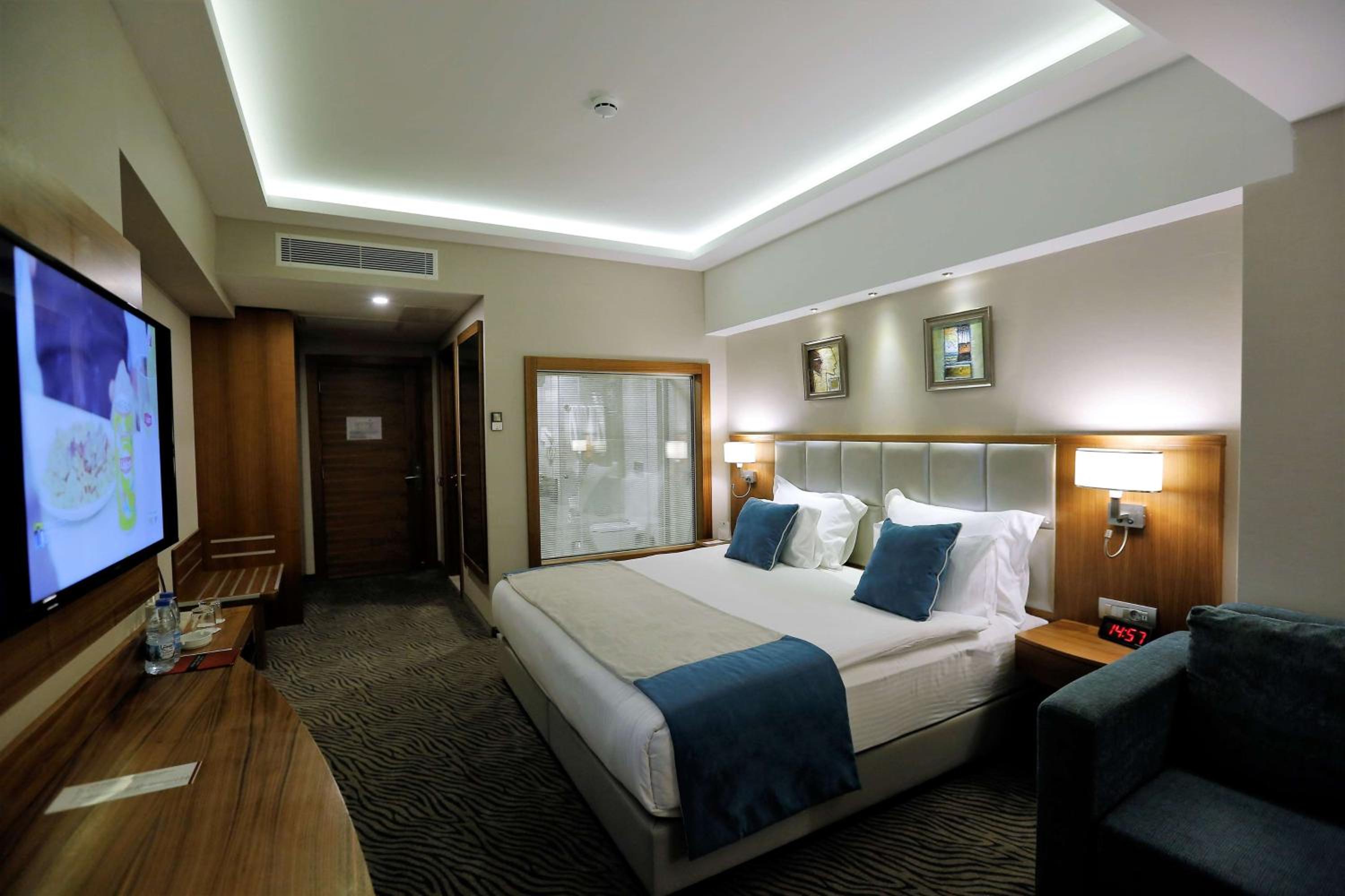 Deluxe King Room - Smoking photo 2