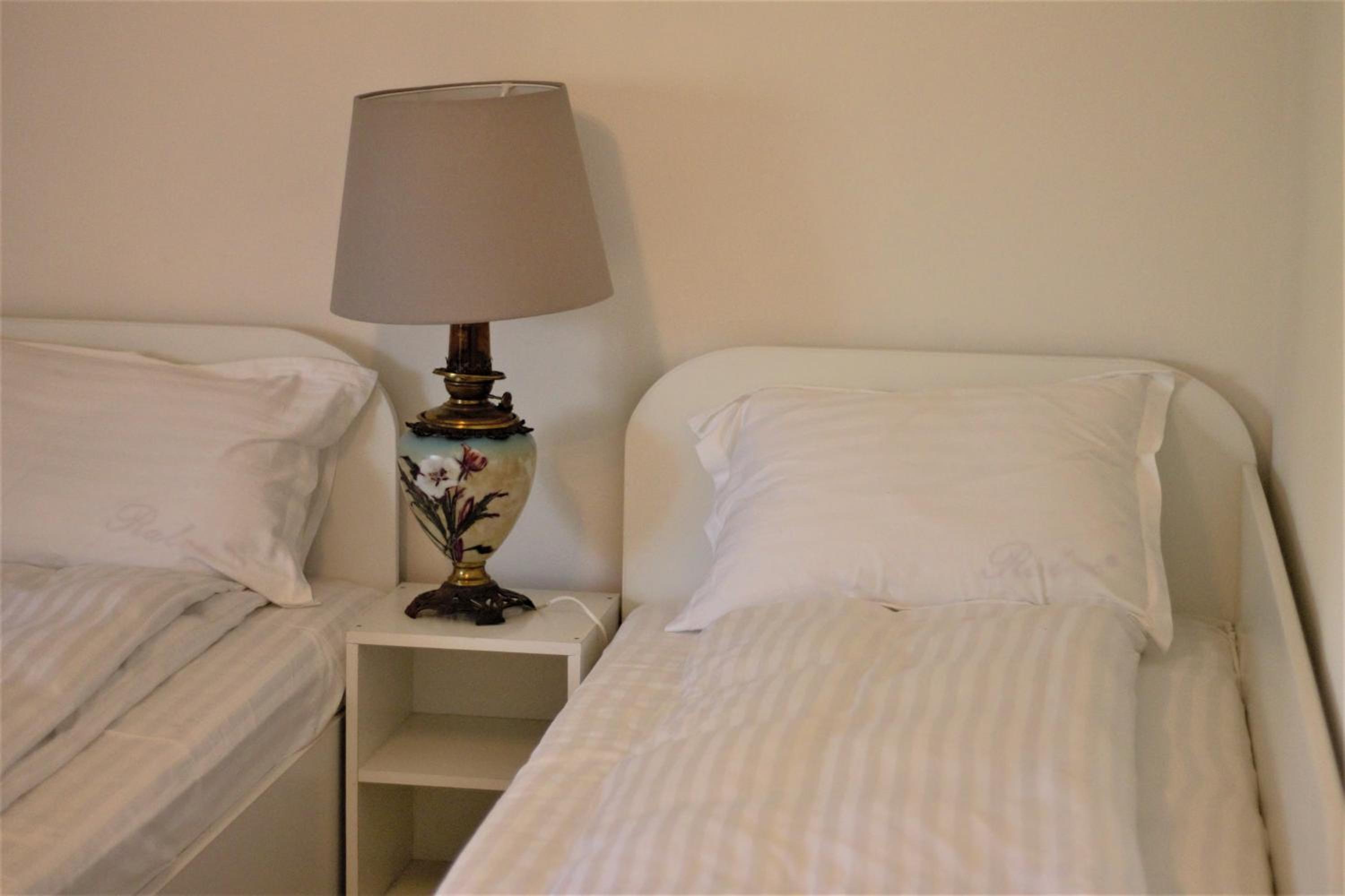 Twin Room with Private Bathroom - Photo 5