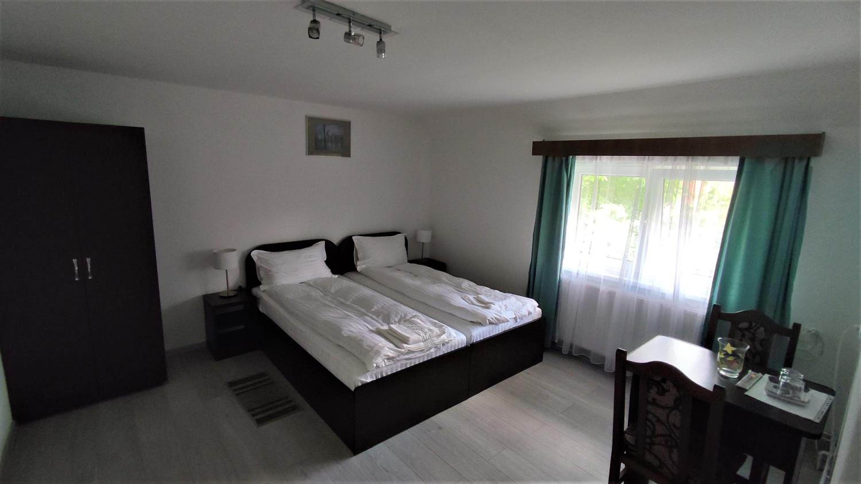 Twin Room with Private Bathroom - Photo 6