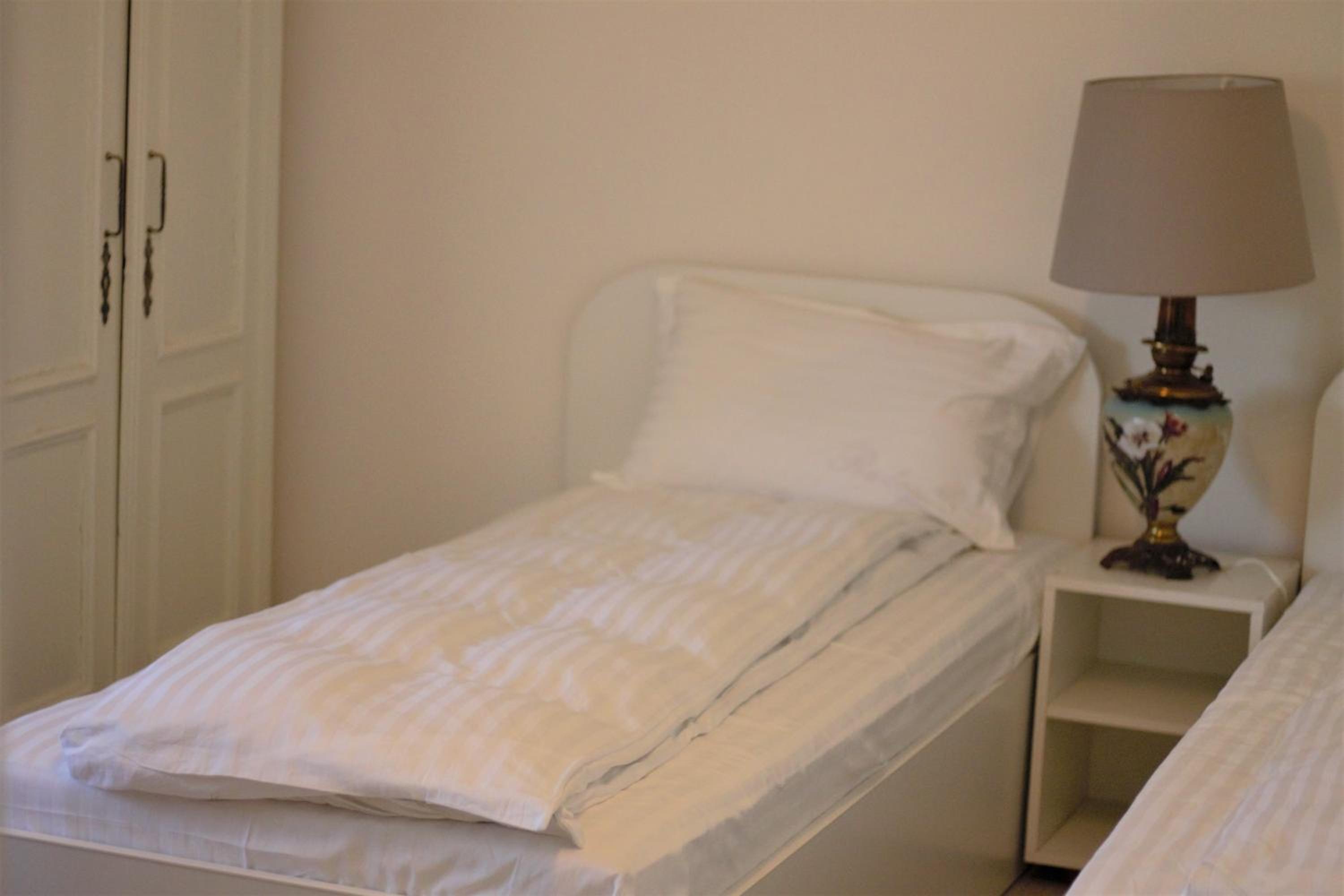 Twin Room with Private Bathroom - Photo 7
