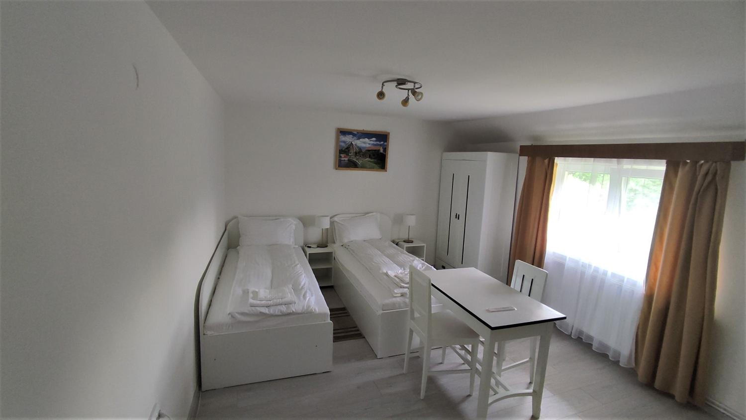 Twin Room with Private Bathroom - Photo 9