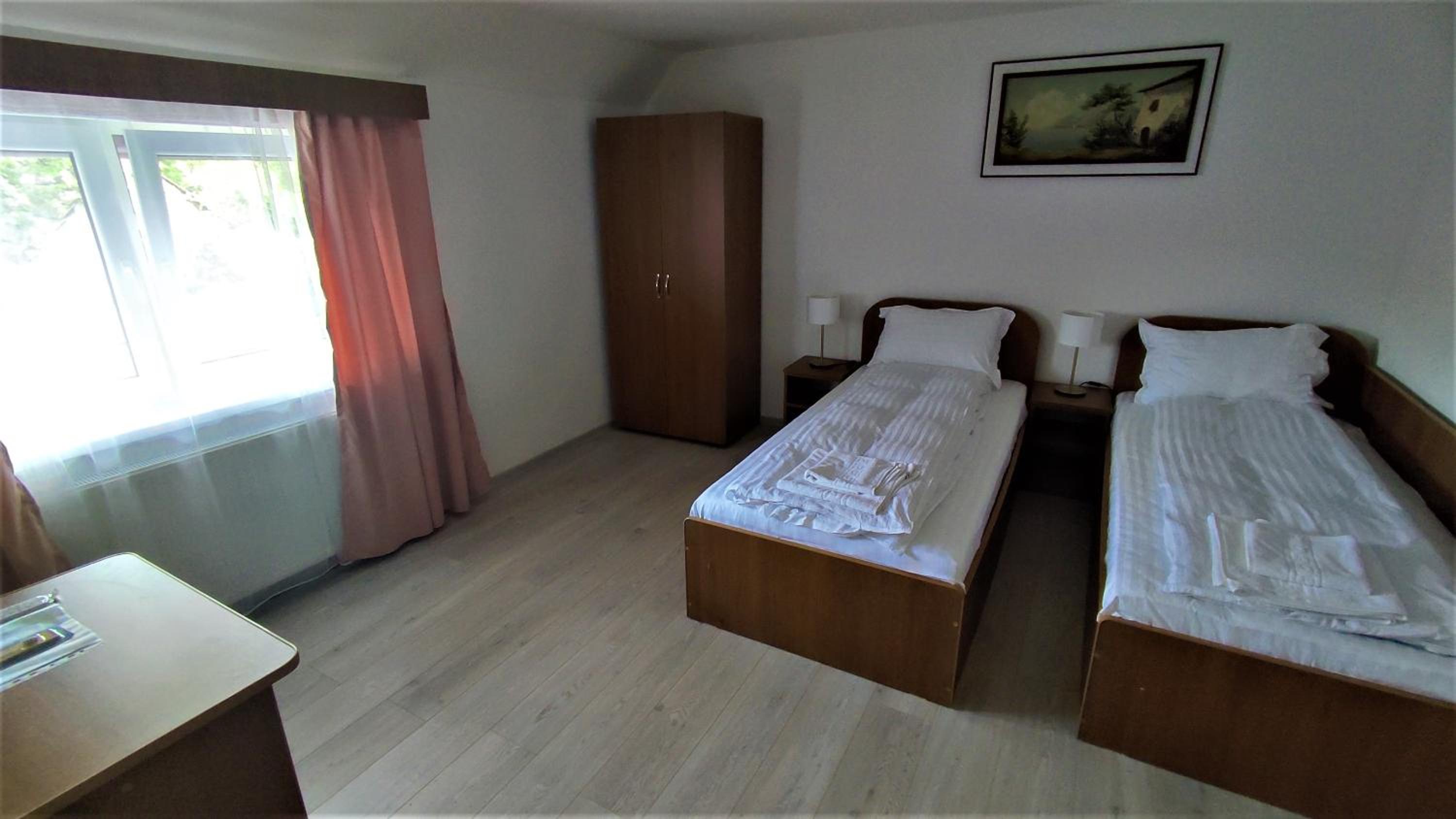 Twin Room with Private Bathroom - Photo 11