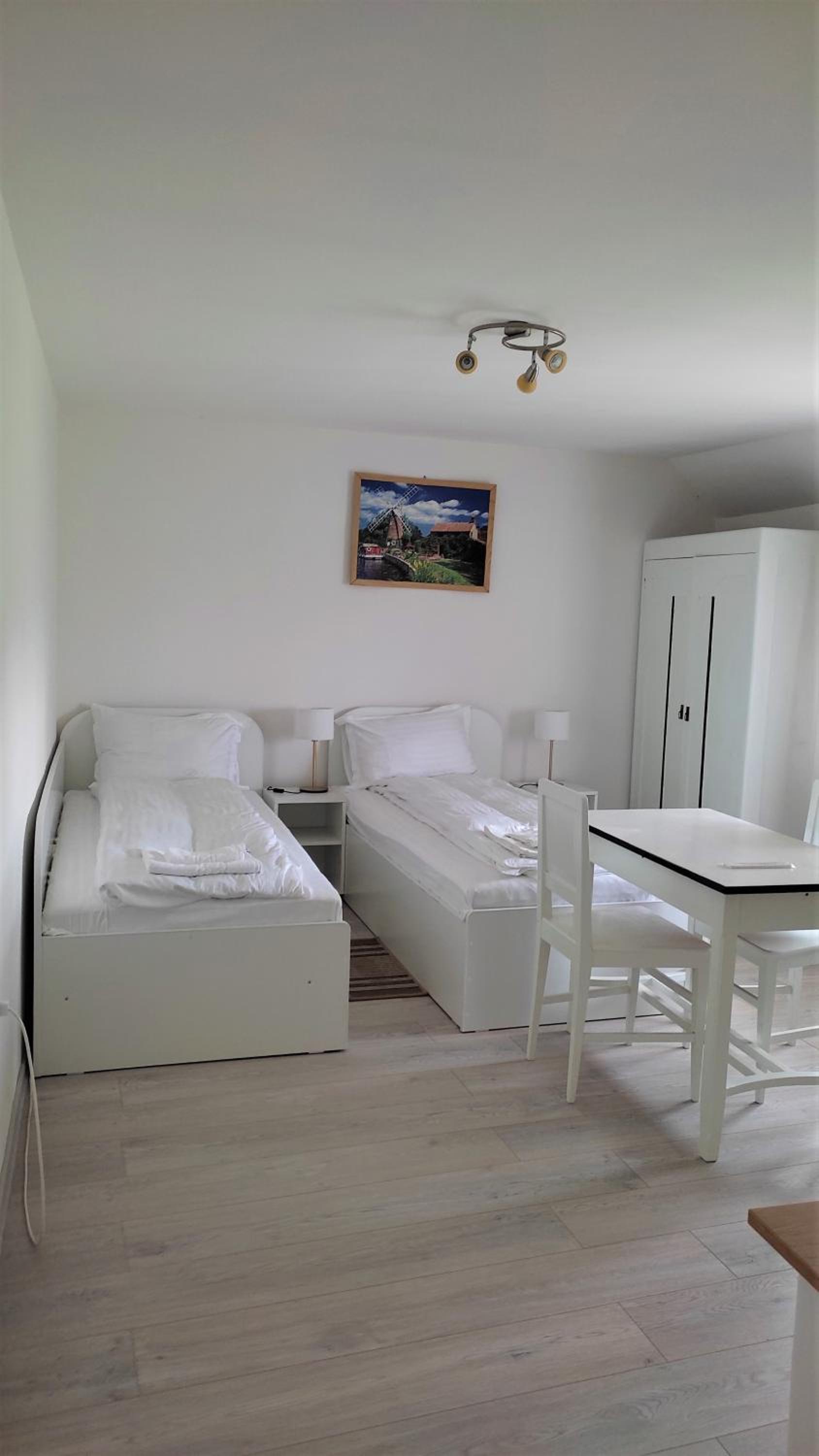 Twin Room with Private Bathroom - Photo 2