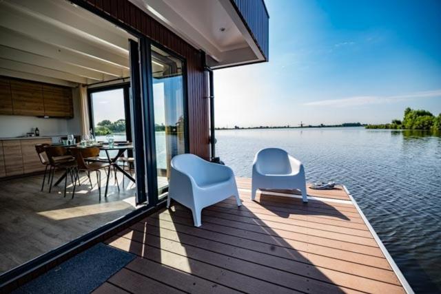 House Boat photo 3