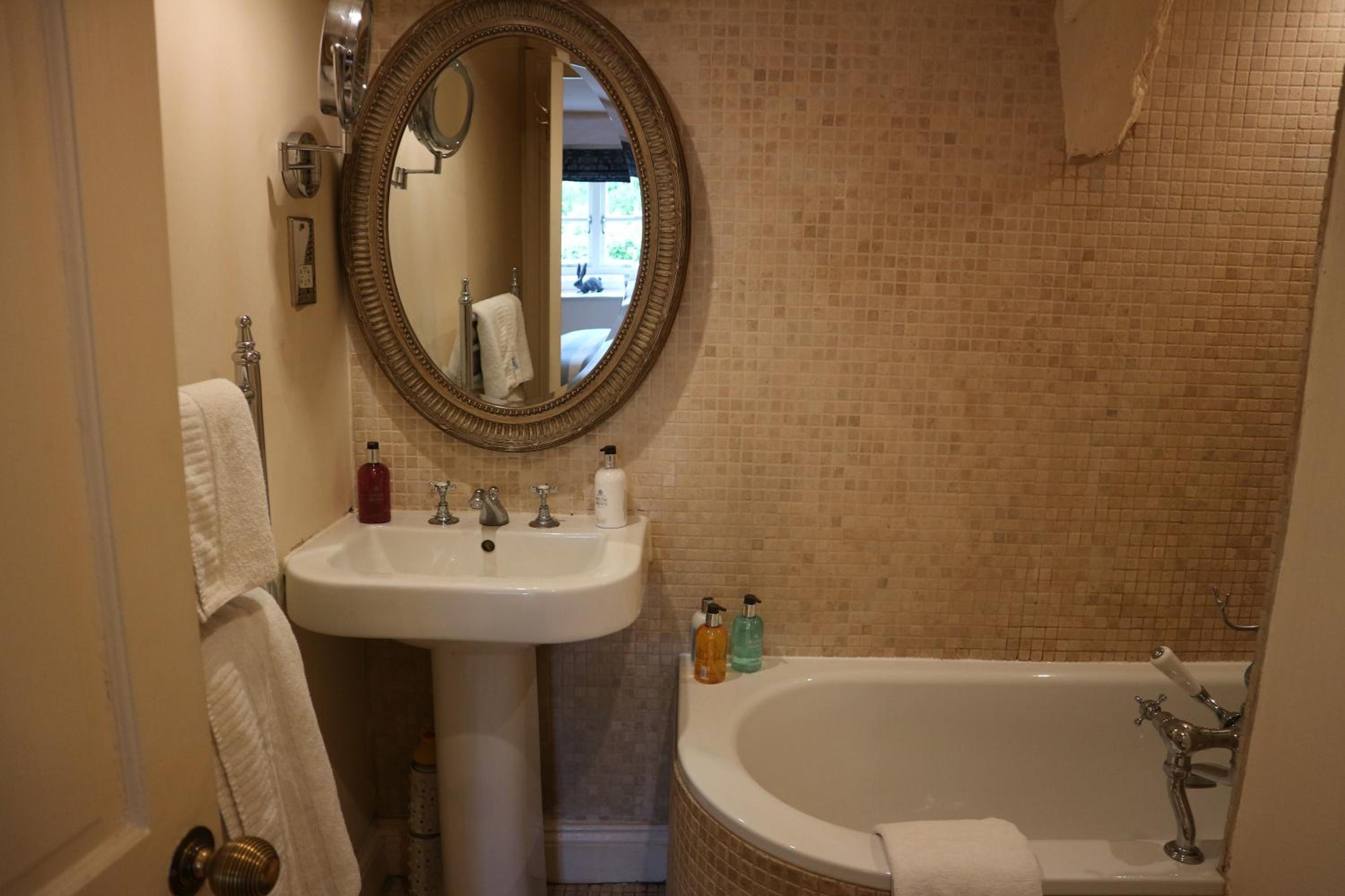 Standard Double Room - Photo 15