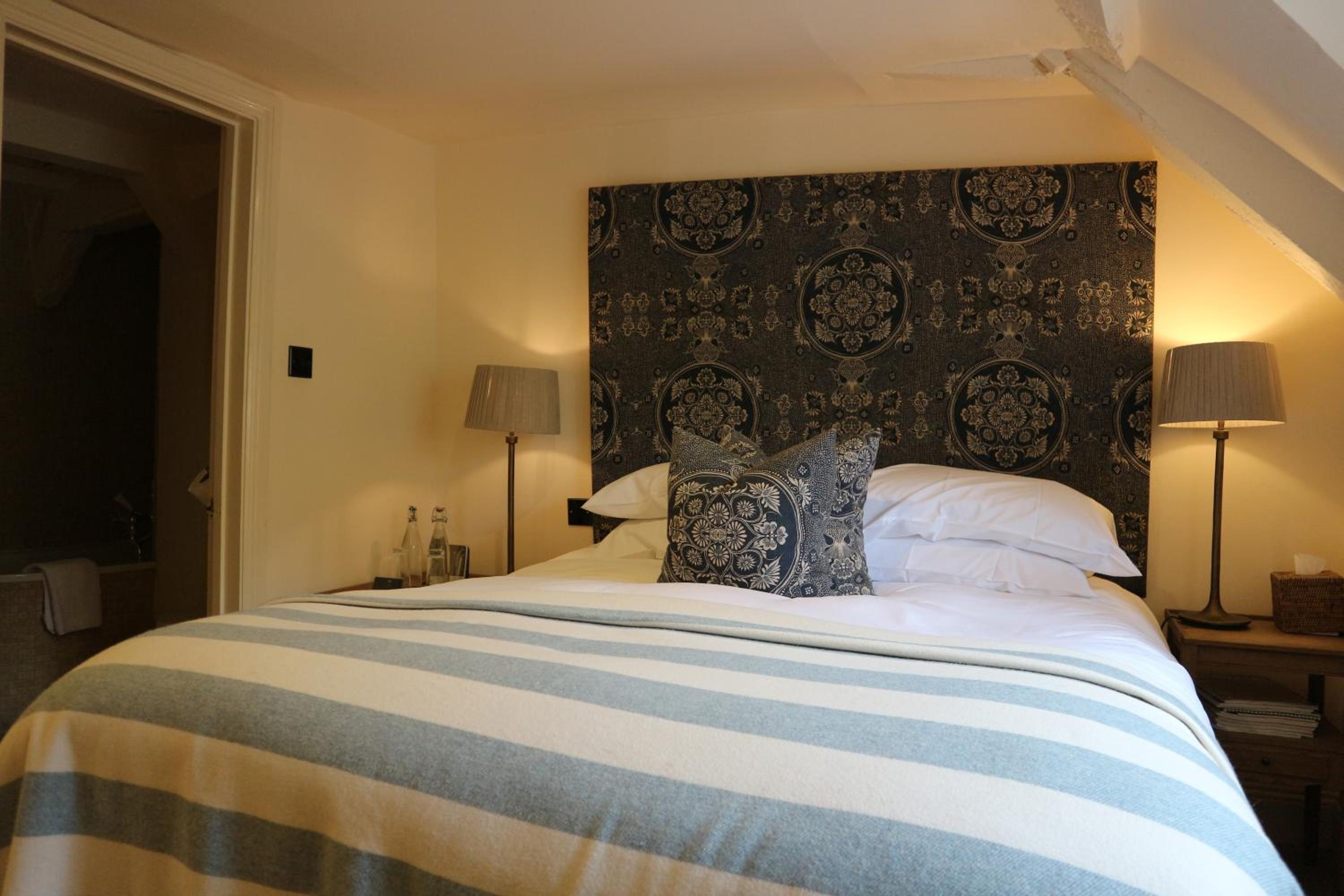 Standard Double Room - Photo 12