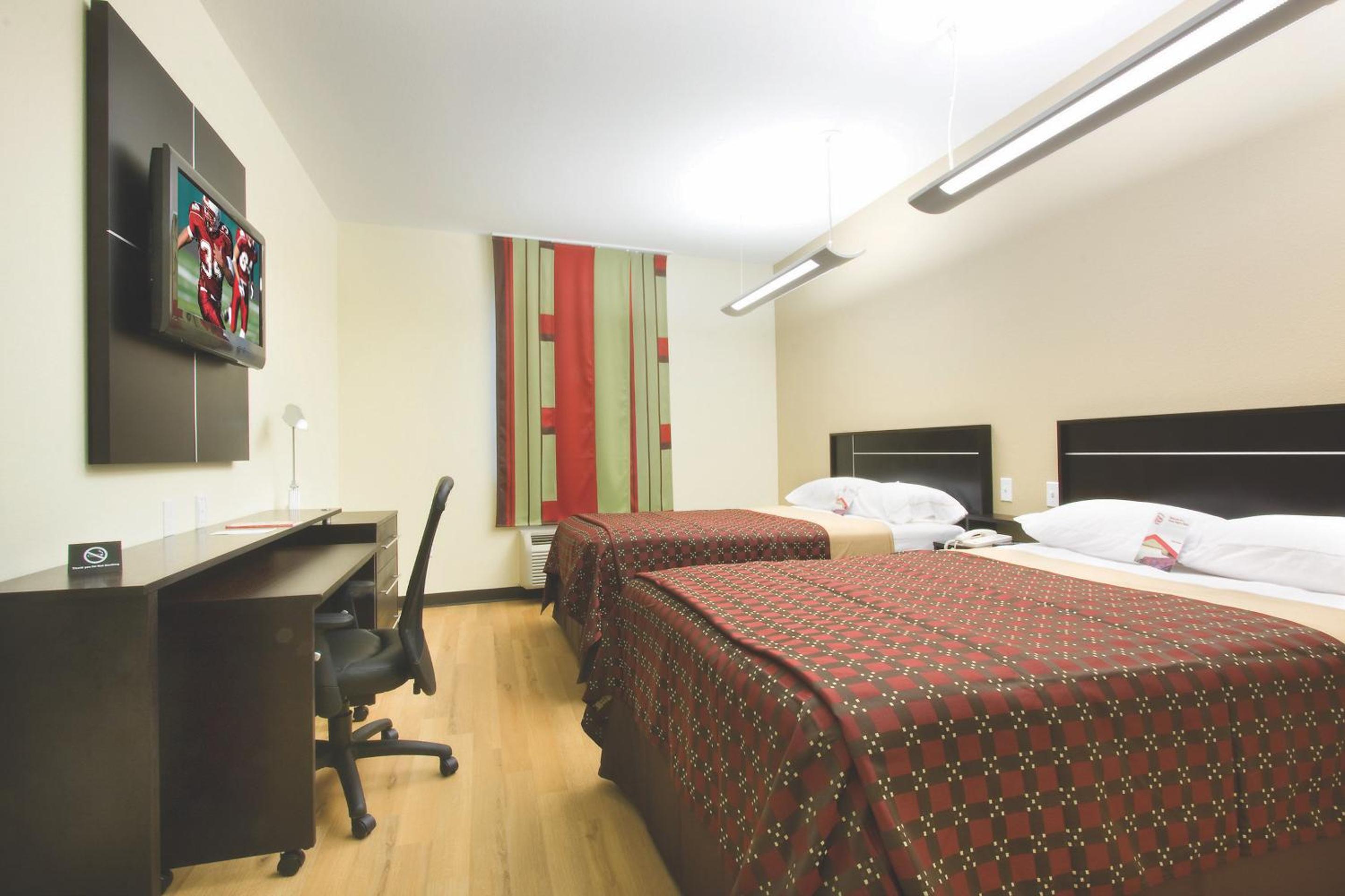 Deluxe Room with Two Double Beds Non-Smoking - Photo 3