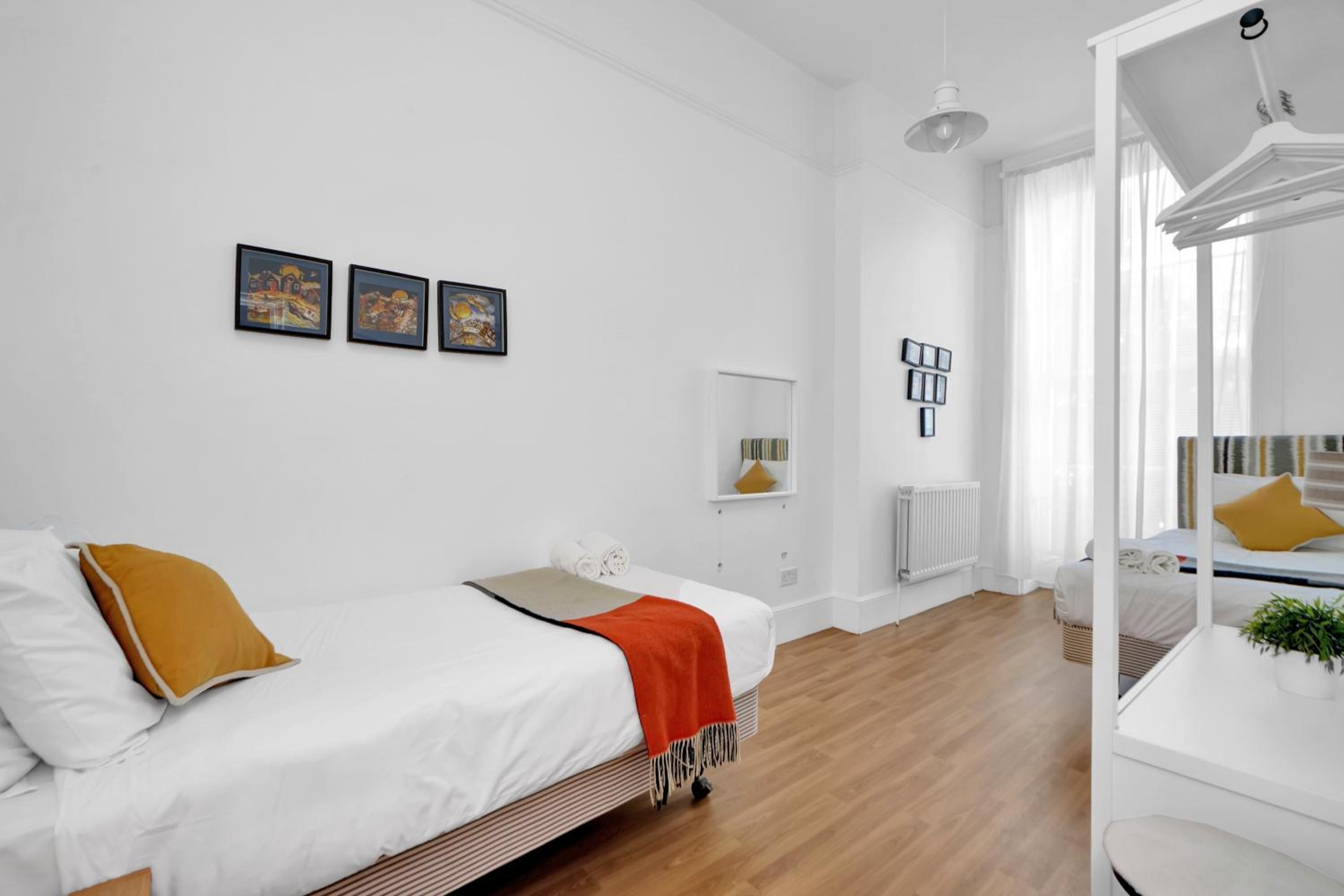 Double Room with Shared Bathroom photo 3