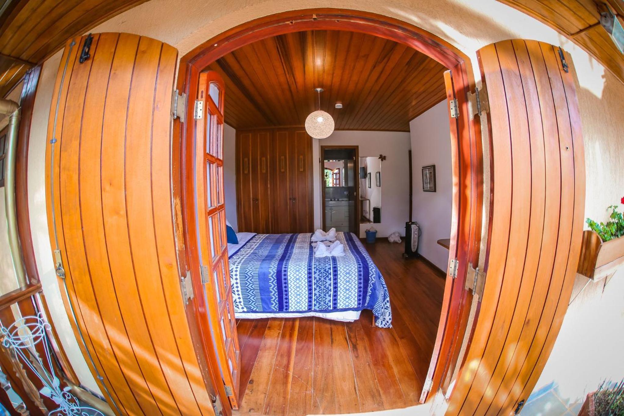Deluxe Queen Suite - Photo 9